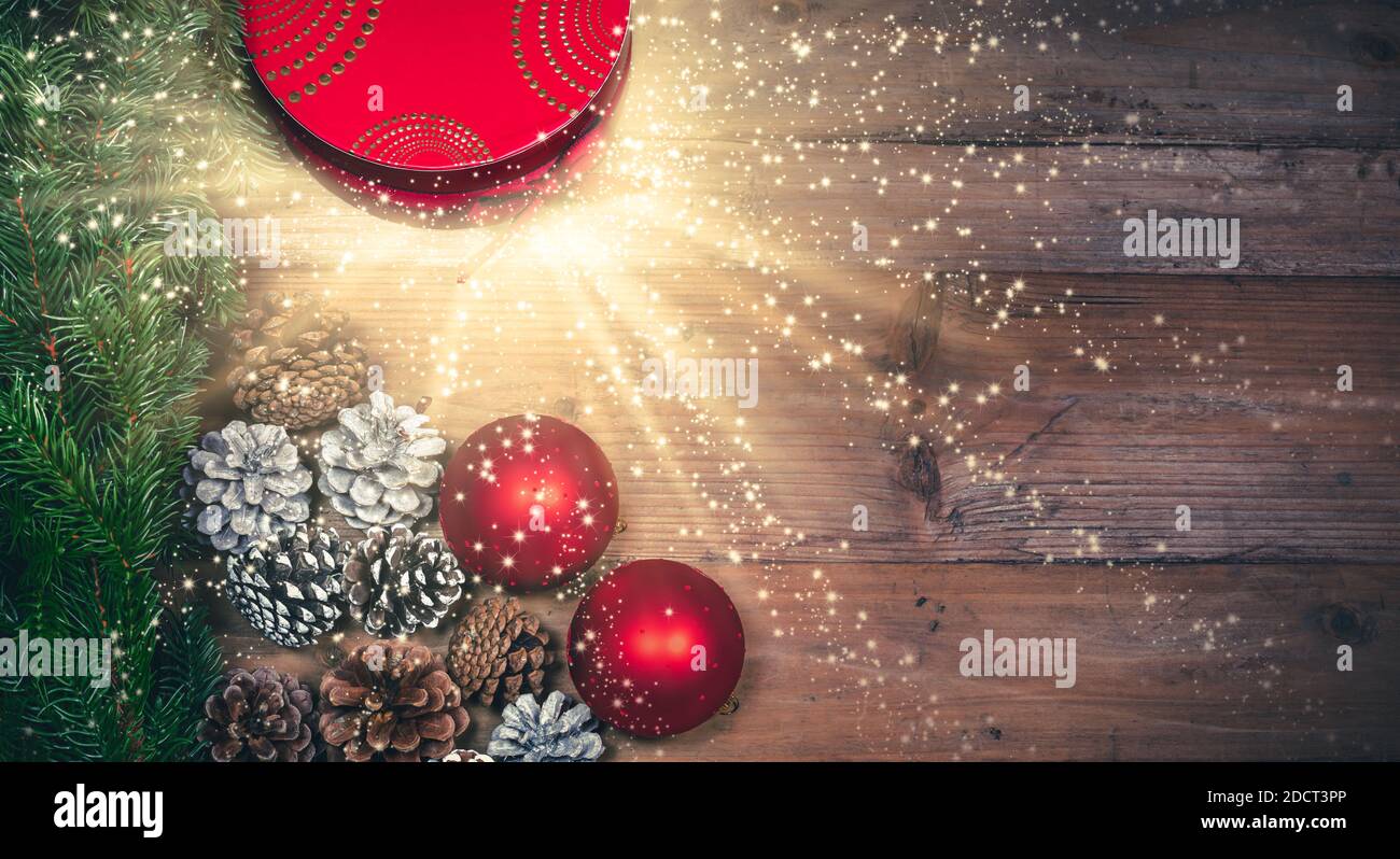 Confezione regalo di Natale e sfondo della decorazione magici. Foto Stock