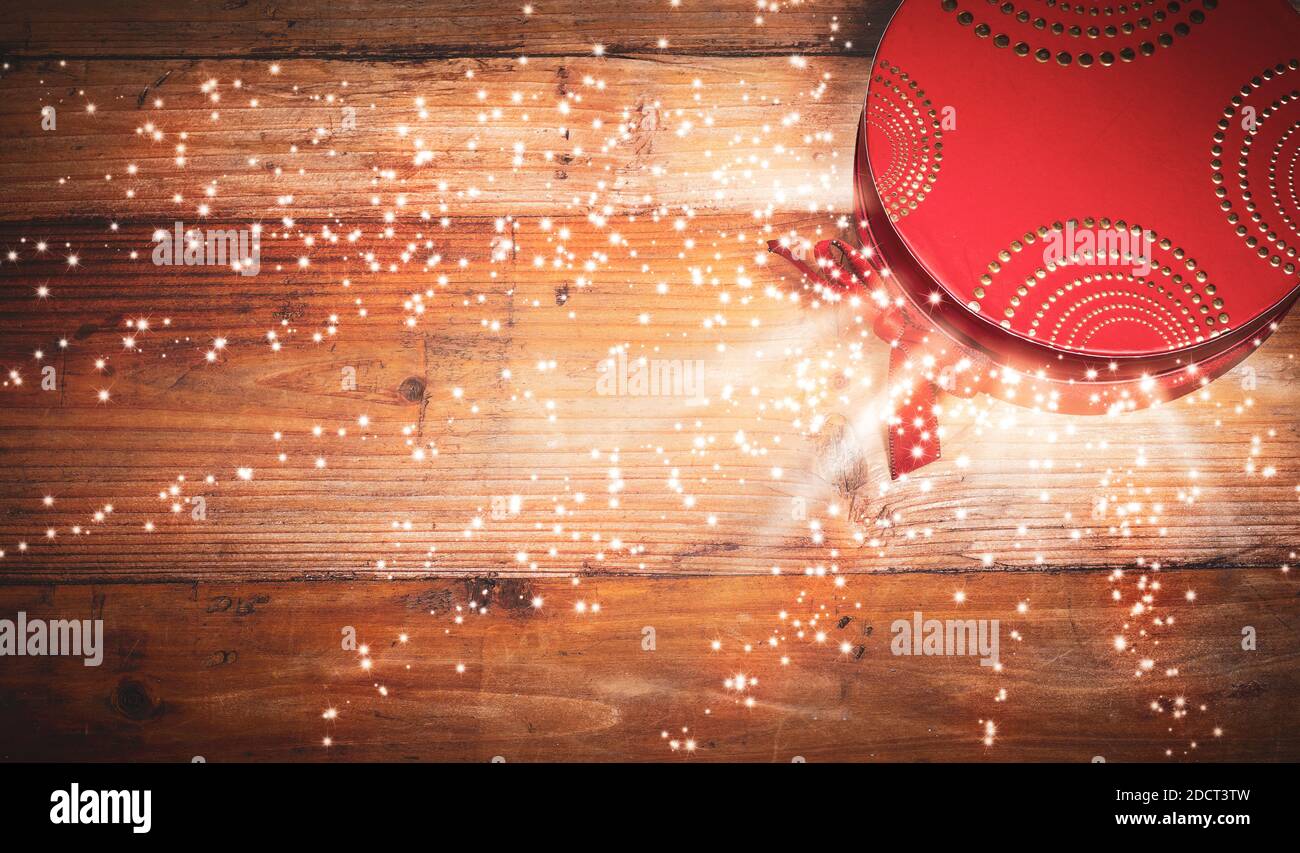 Scatola di Natale magica su sfondo di legno. Foto Stock