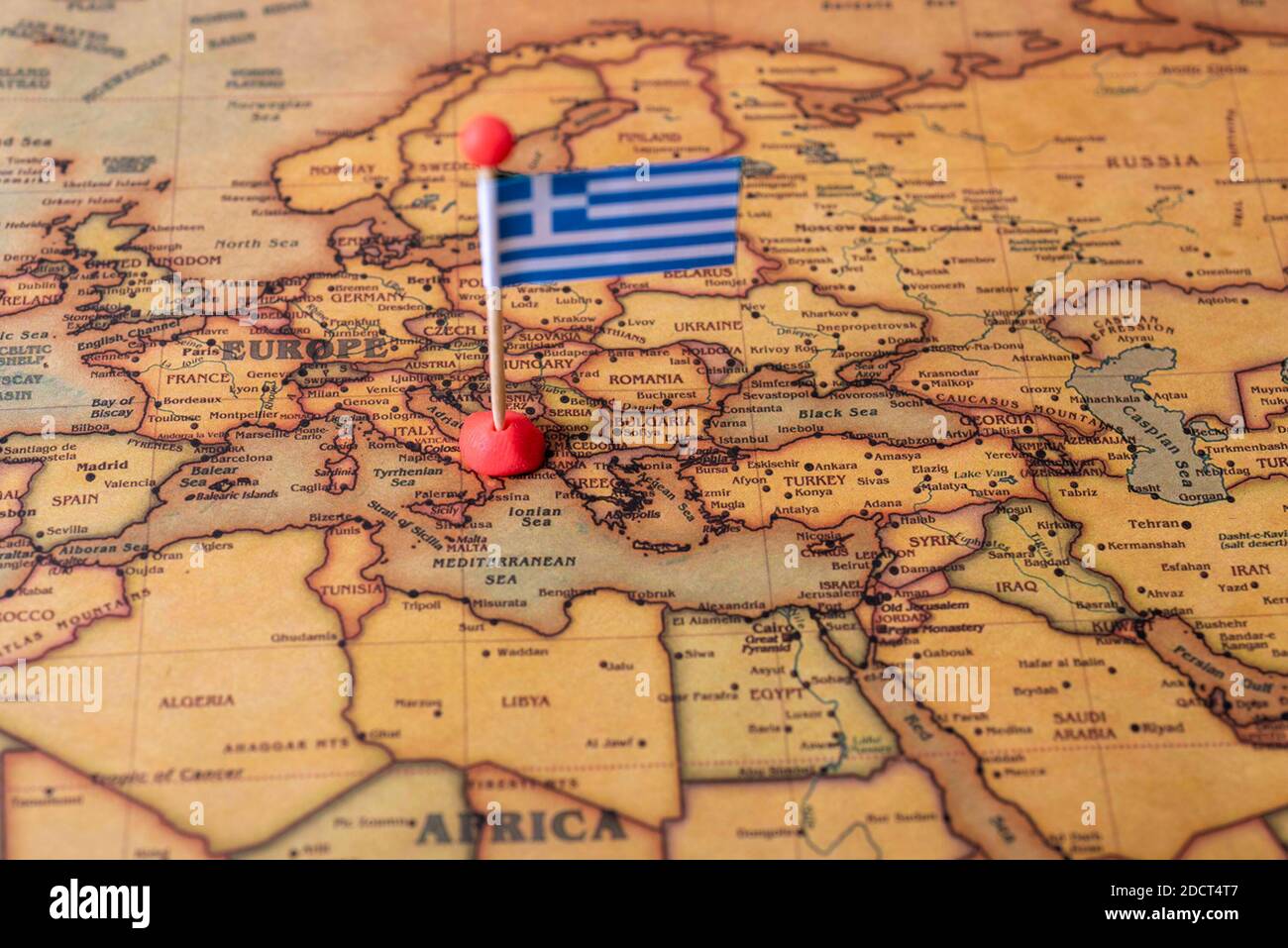 Grecia segnata con una bandiera sulla mappa. Bandiera della Grecia sulla mappa del mondo. Il concetto di viaggio e turismo. Foto Stock