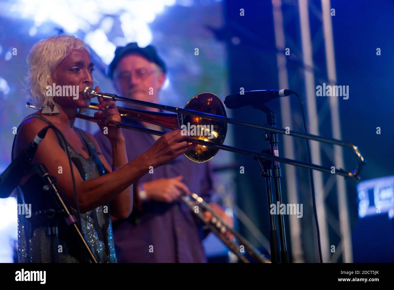 Il possente fumetti di eseguire sull'iD Palcoscenico mobile all'OnBlackheath Music Festival 2016 Foto Stock