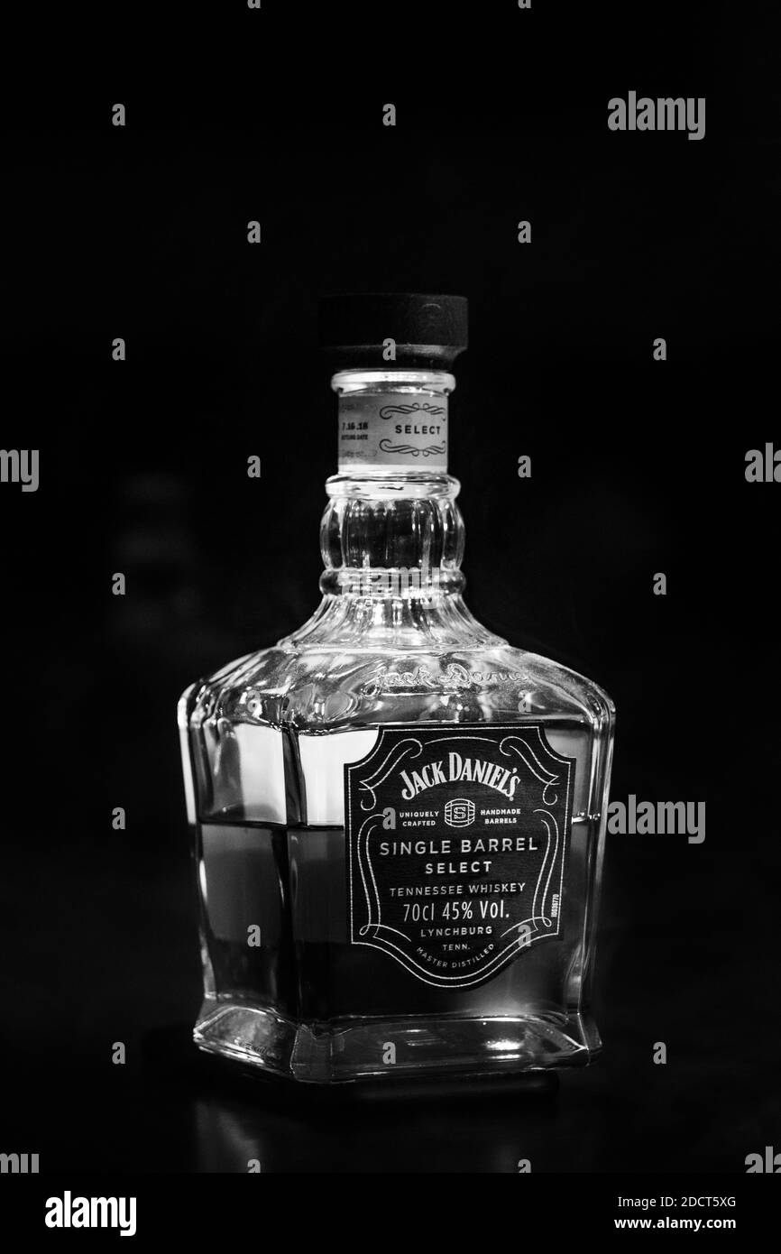 Bottiglia e bicchiere di whiskey Jack Daniel Foto Stock