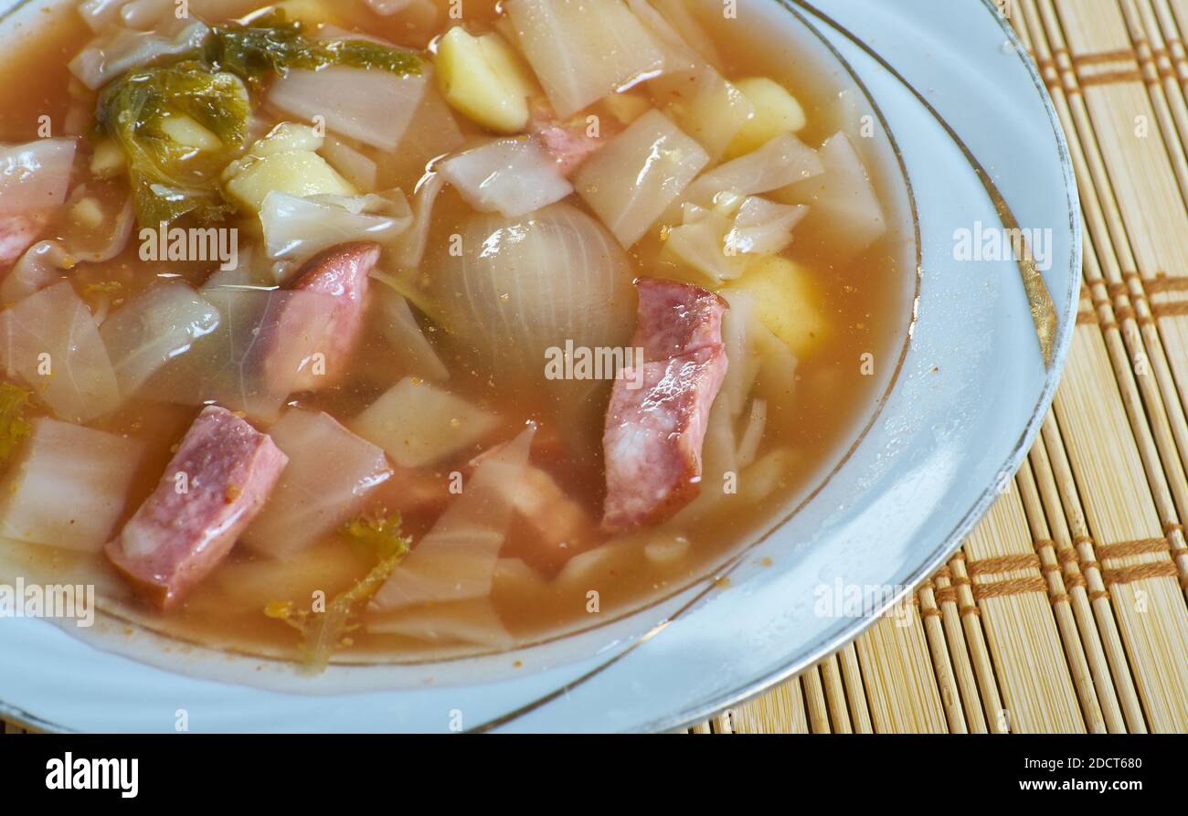 Minestra di verza - zuppa italiana di cavolo e salsiccia chiusa su Foto Stock