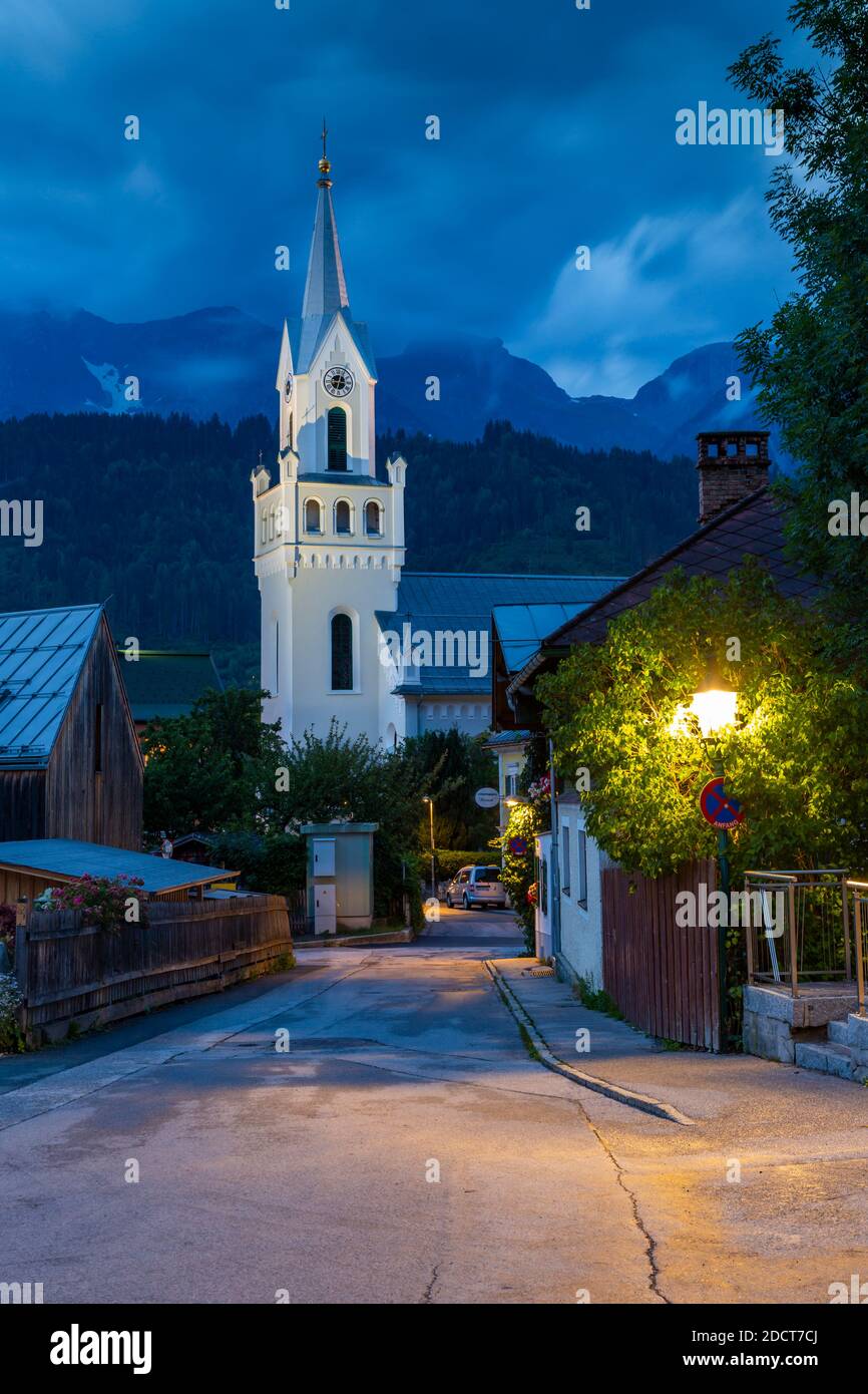 Vista della chiesa con sfondo montano al tramonto, Schladming, Stiria, Tirolo austriaco, Austria, Europa Foto Stock