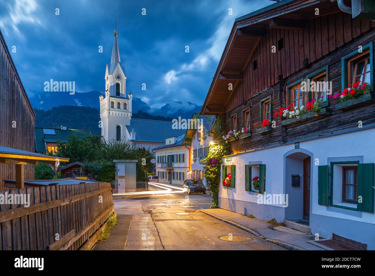 Vista della chiesa con sfondo montano al tramonto, Schladming, Stiria, Tirolo austriaco, Austria, Europa Foto Stock