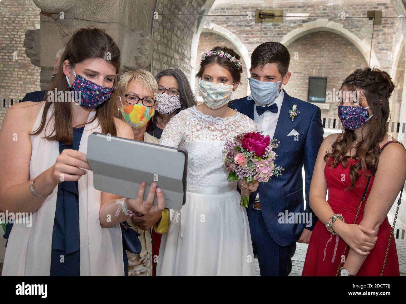 Un matrimonio a Corona Times. Susanne e André si sposano nello storico municipio di Colonia. Foto Stock
