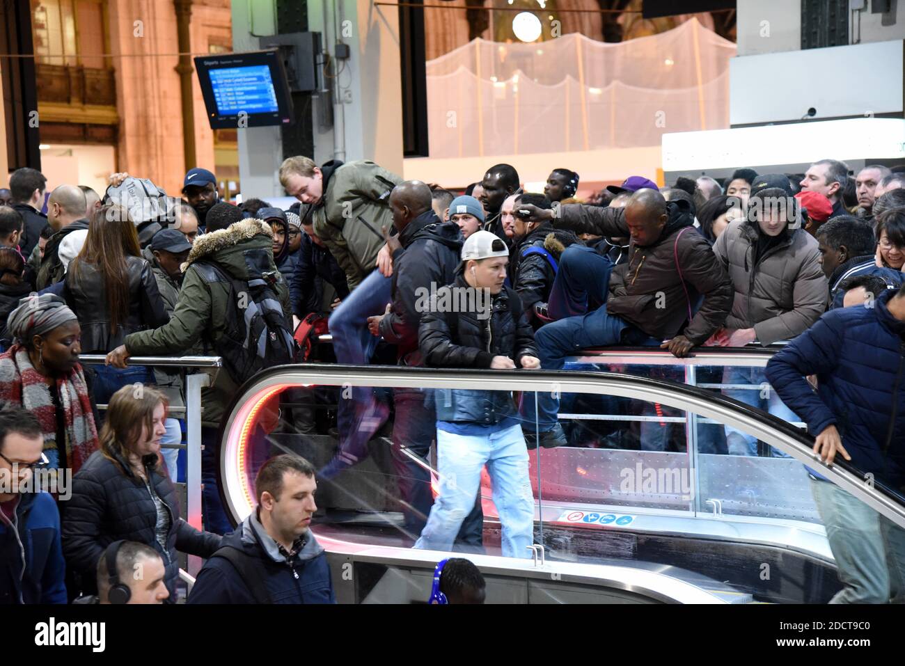 Immagine che mostra la folla alla stazione ferroviaria Gare De Lyon, a Parigi, Francia, il 3 aprile 2018. I lavoratori ferroviari francesi della società SNCF hanno dato il via a tre mesi di Rolling Strikes Martedì, parte di un'ondata di azione industriale che metterà alla prova la volontà del presidente Emmanuel Macron di riformare la Francia con riforme radicali. Lo sciopero causerà caos ai 4.5 milioni di passeggeri francesi del treno, con soste programmate due giorni su cinque fino al giugno 28, a meno che Macron non cada la sua offerta di imporre una revisione importante presso l'operatore ferroviario statale SNCF. Foto di Alain Apaydin/ABACAPRESS.COM Foto Stock