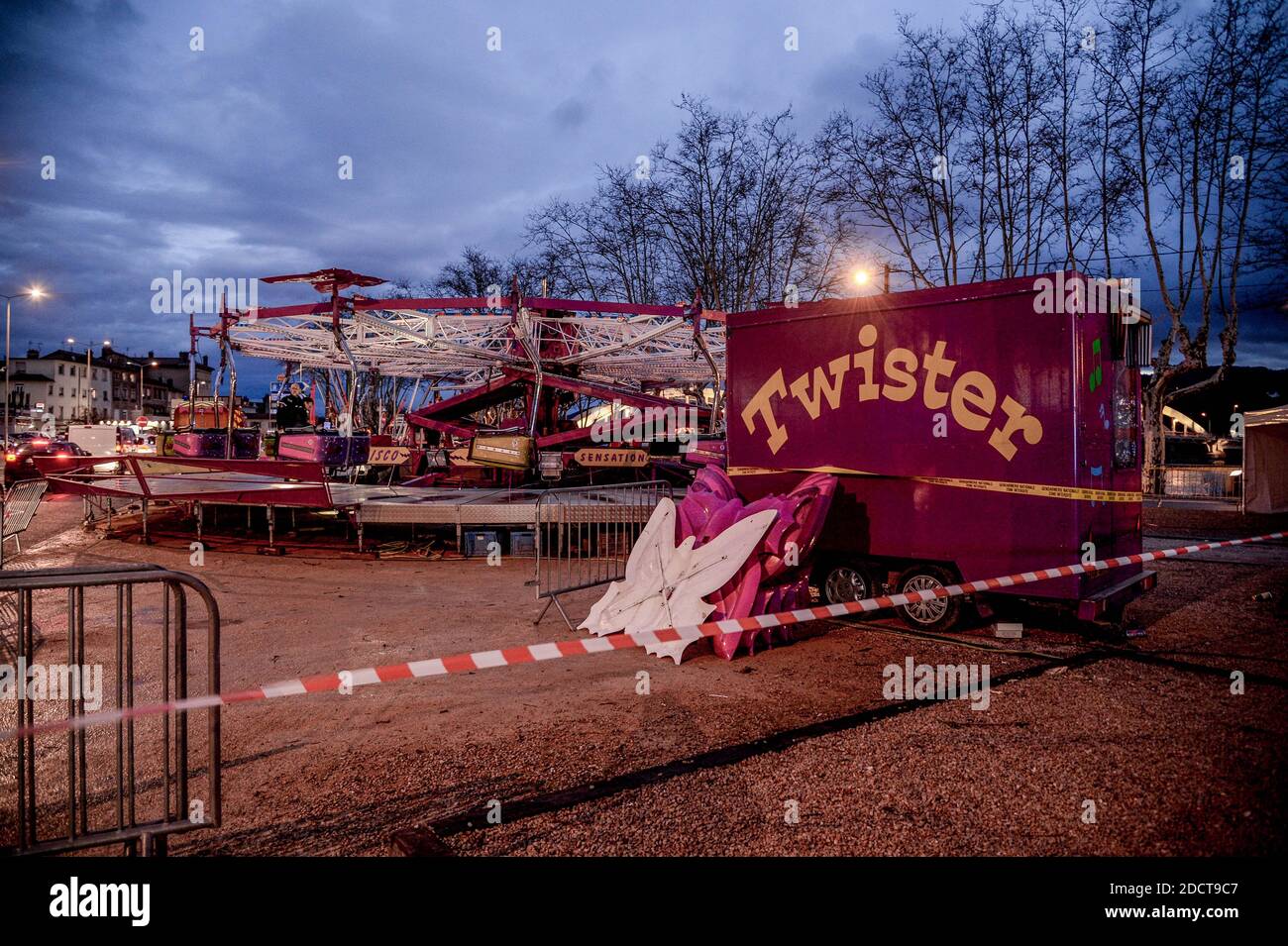 Un morto e 4 feriti, incluso un bambino di 8 anni, durante un incidente di giostra in una fiera a Neuville sur Saone, vicino a Lione, Francia, il 31 marzo 2018. Foto di Julien Reynaud/APS-Medias/ABACAPRESS.COM Foto Stock