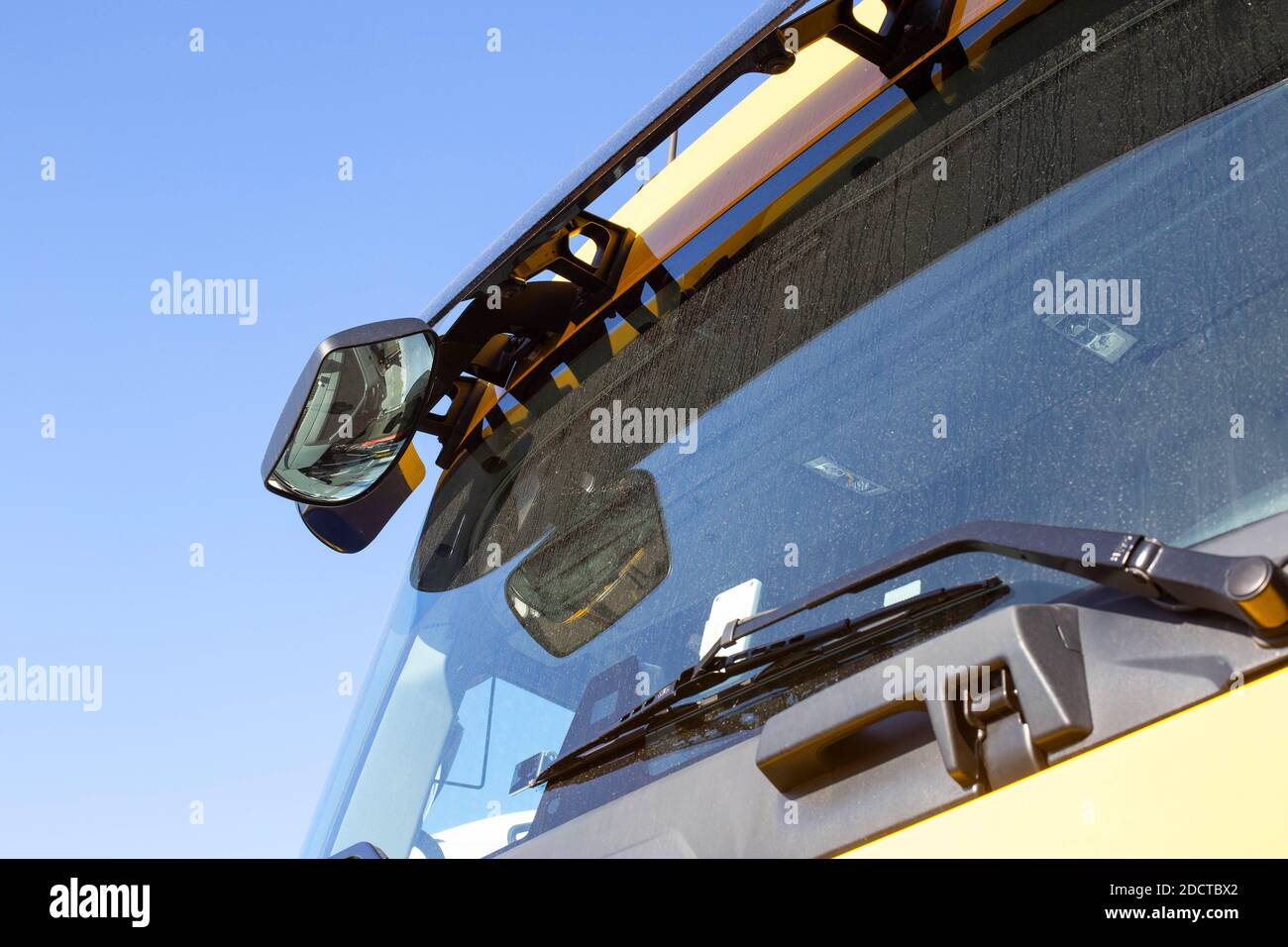 Specchietto aggiuntivo nel carrello per la visualizzazione dei punti ciechi della vettura. Punti ciechi nei camion, parabrezza sporco, sicurezza Foto Stock
