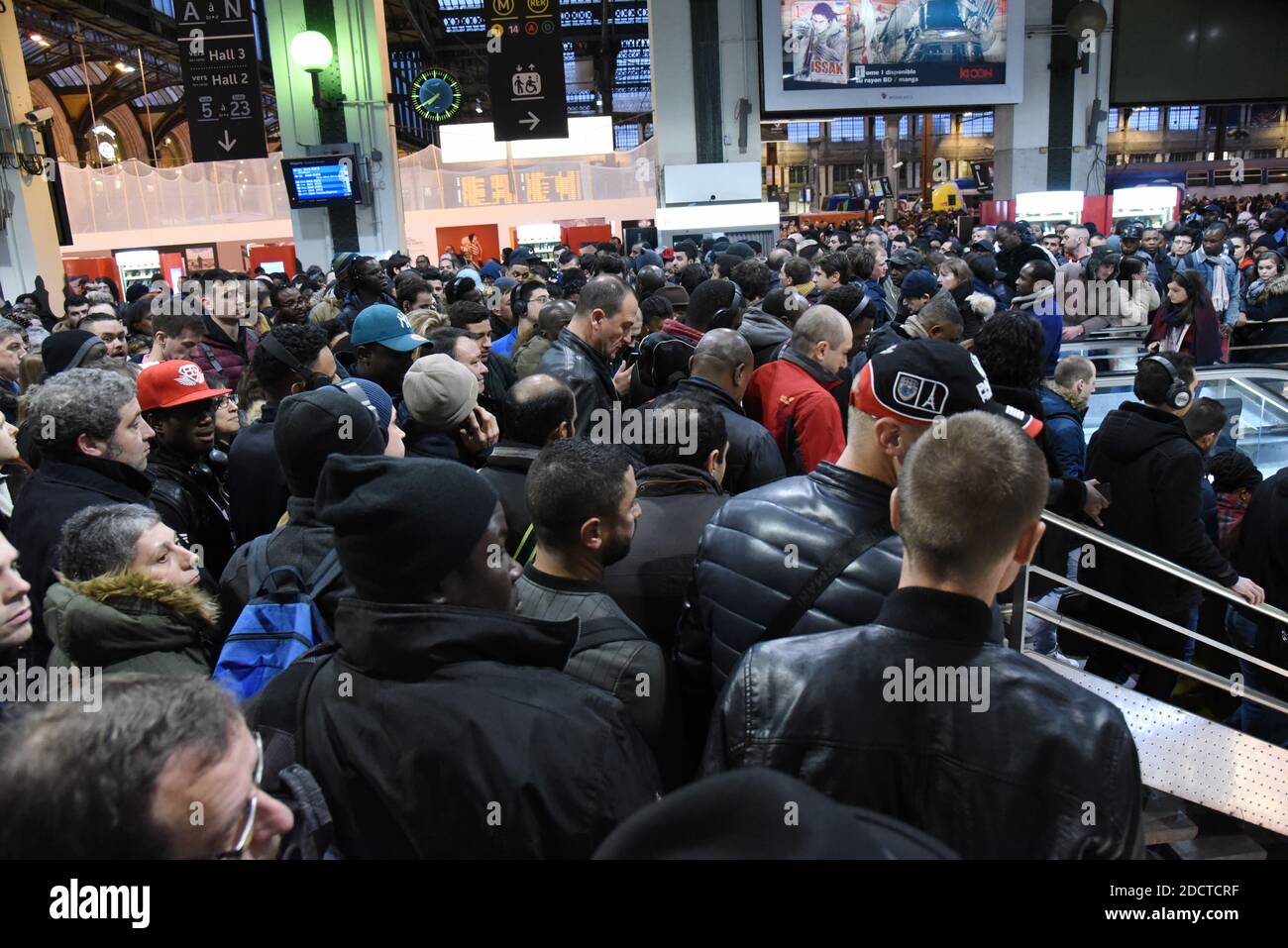 Immagine che mostra la folla alla stazione ferroviaria Gare De Lyon, a Parigi, Francia, il 3 aprile 2018. I lavoratori ferroviari francesi della società SNCF hanno dato il via a tre mesi di Rolling Strikes Martedì, parte di un'ondata di azione industriale che metterà alla prova la volontà del presidente Emmanuel Macron di riformare la Francia con riforme radicali. Lo sciopero causerà caos ai 4.5 milioni di passeggeri francesi del treno, con soste programmate due giorni su cinque fino al giugno 28, a meno che Macron non cada la sua offerta di imporre una revisione importante presso l'operatore ferroviario statale SNCF. Foto di Alain Apaydin/ABACAPRESS.COM Foto Stock