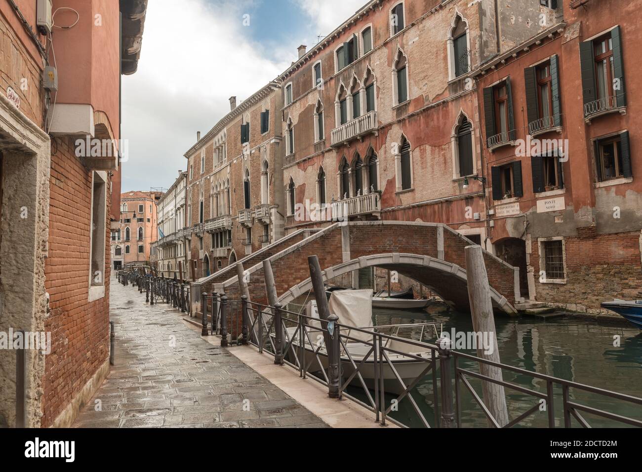 Vicolo vista con edifici storici di Venezia, Italia. Foto Stock