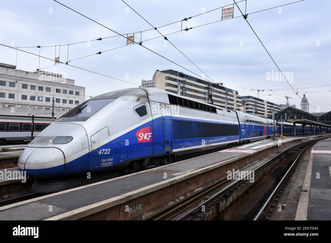 Vista generale della stazione ferroviaria TGV di Gare De Lyon vuota, a Parigi, in Francia, il 9 aprile 2018, dove quasi tutti i treni ad alta velocità sono annullati a causa dello sciopero. I lavoratori ferroviari francesi della SNCF e della società RER hanno dato il via a tre mesi di scioperi a rotolamento, parte di un'ondata di azione industriale che metterà alla prova la volontà del presidente Emmanuel Macron di riformare la Francia con riforme radicali. Lo sciopero causerà caos ai 4.5 milioni di passeggeri francesi del treno, con soste programmate due giorni su cinque fino al giugno 28, a meno che Macron non cada la sua offerta di imporre una revisione importante presso l'operatore ferroviario statale SNCF. Foto di Foto Stock