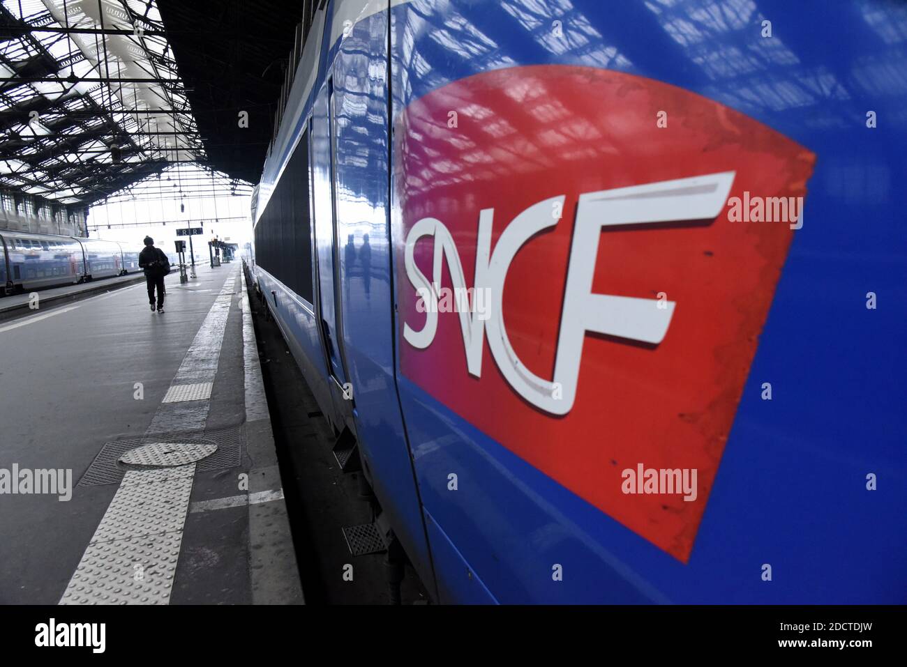 Vista generale della stazione ferroviaria TGV di Gare De Lyon vuota, a Parigi, in Francia, il 9 aprile 2018, dove quasi tutti i treni ad alta velocità sono annullati a causa dello sciopero. I lavoratori ferroviari francesi della SNCF e della società RER hanno dato il via a tre mesi di scioperi a rotolamento, parte di un'ondata di azione industriale che metterà alla prova la volontà del presidente Emmanuel Macron di riformare la Francia con riforme radicali. Lo sciopero causerà caos ai 4.5 milioni di passeggeri francesi del treno, con soste programmate due giorni su cinque fino al giugno 28, a meno che Macron non cada la sua offerta di imporre una revisione importante presso l'operatore ferroviario statale SNCF. Foto di Foto Stock