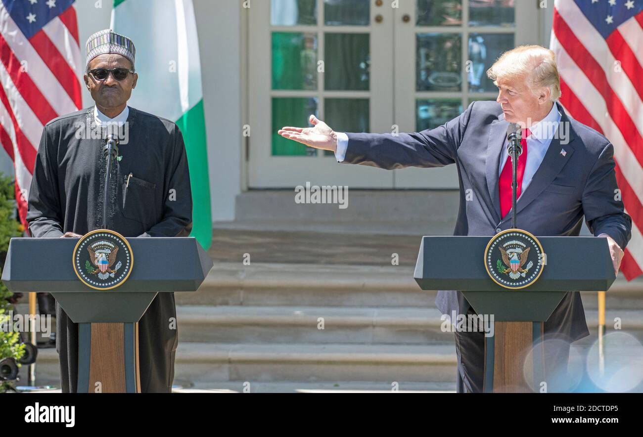 Il presidente degli Stati Uniti Donald J. Trump conduce una conferenza stampa congiunta con il presidente della Nigeria Muhammadu Buhari nel Rose Garden della Casa Bianca a Washington, DC, lunedì 30 aprile 2018. Foto di Ron Sachs/CNP/ABACAPRESS.COM Foto Stock