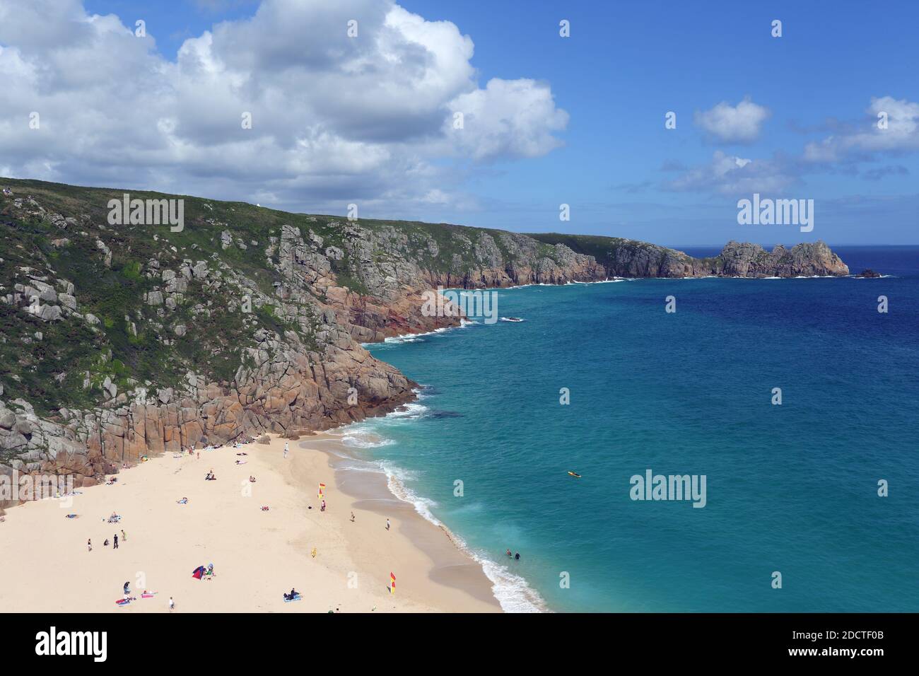 Sopra il panorama della spiaggia di Porthcurno sulla soleggiata giornata estiva in Cornovaglia UK Foto Stock