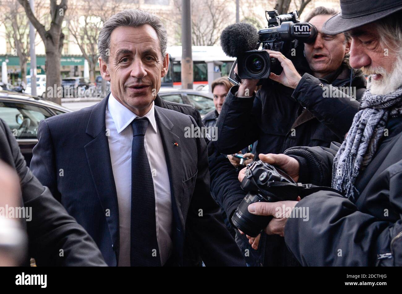 File photo - l'ex presidente francese Nicolas Sarkozy incontra Laurent Wauquiez, vicepresidente del partito francese di destra Les Republicains (LR) e candidato alla presidenza del partito in un ristorante a Lione, in Francia, l'8 dicembre 2017. L’ex presidente francese Nicolas Sarkozy era detenuto dalla polizia martedì mattina, 20 marzo 2018, ha affermato un funzionario della magistratura del paese. Doveva essere interrogato nel quadro di un'indagine su presunte irregolarità riguardo al finanziamento della sua campagna elettorale, la stessa fonte ha aggiunto. L’indagine riguardava i presunti finanziamenti libici per la campagna di Sarkozy del 2007, le Monde n Foto Stock