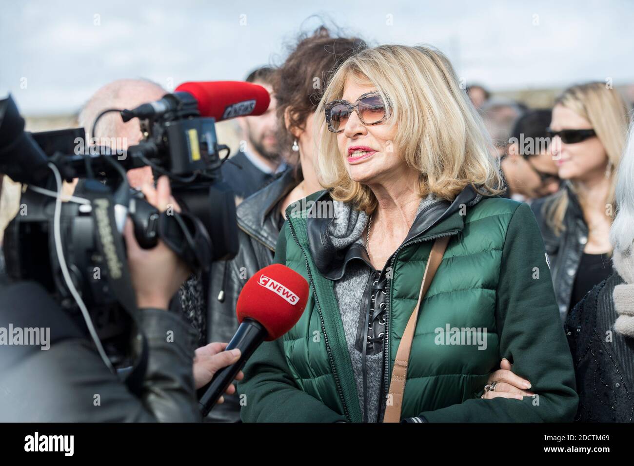 Prisca, 'claudette' davanti alle telecamere per rendere omaggio al cantante francese Claude Francois, morto 40 anni fa, il 11 marzo 2018, a Dannemois. Foto di Beatrice Usseglio/ABACAPRESS.COM Foto Stock