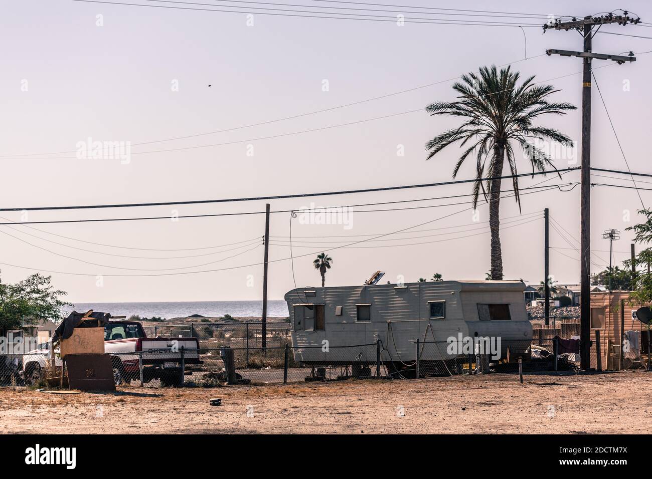 NESSUN WEB/NESSUNA APP - ESCLUSIVA. (Testo disponibile) Desert Shores al Mare di Salton in California, USA nel 2017. Il mare artificiale di Salton è il lago più grande della California. Situato nella contea imperiale a circa 240 km a sud di Los Angeles, il lago si sta asciugando rapidamente, minacciando il destino di pesci, specie di uccelli migratori e anche la salute pubblica, come playa esposto creerà ciotole di polvere, danneggiando un'area conosciuta per alti tassi di asma e alto livello di inquinamento atmosferico. Foto di Olivier Hertel/ABACAPRESS.COM Foto Stock