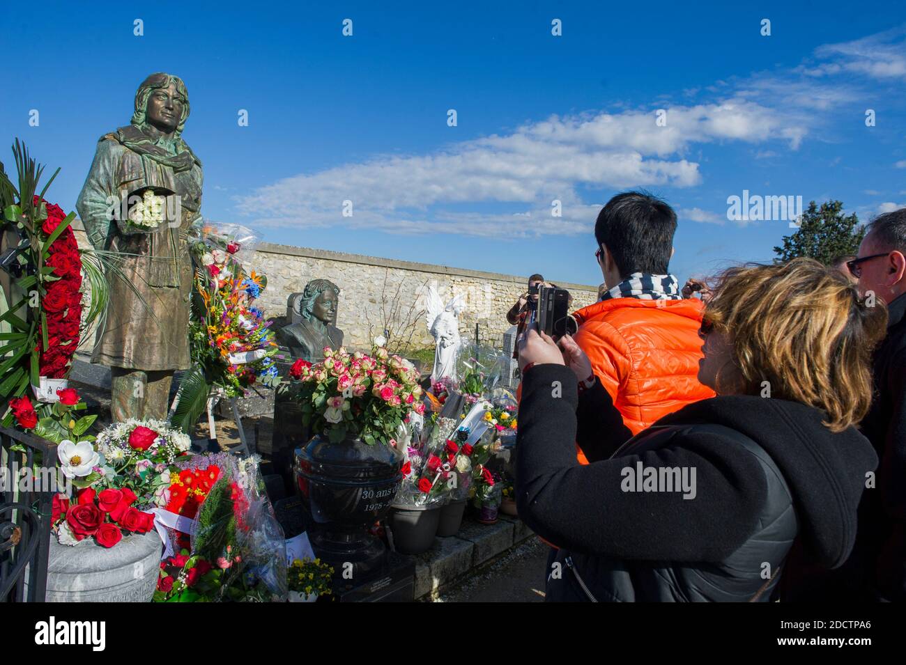 Tomba del cantante Claude Francois a Dannemois, Francia, il 11 marzo 2018. I fan vengono a rendere omaggio al cantante morto 40 anni fa. Foto di Beatrice Usseglio/ABACAPRESS.COM Foto Stock