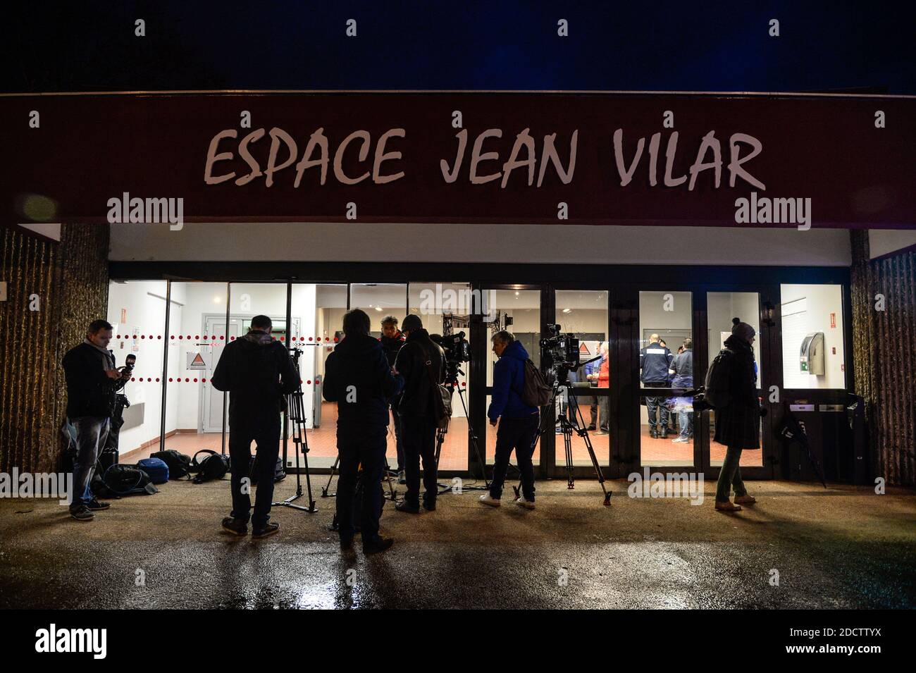 Un morto e 4 feriti, incluso un bambino di 8 anni, durante un incidente di giostra in una fiera a Neuville sur Saone, vicino a Lione, Francia, il 31 marzo 2018. Foto di Julien Reynaud/APS-Medias/ABACAPRESS.COM Foto Stock