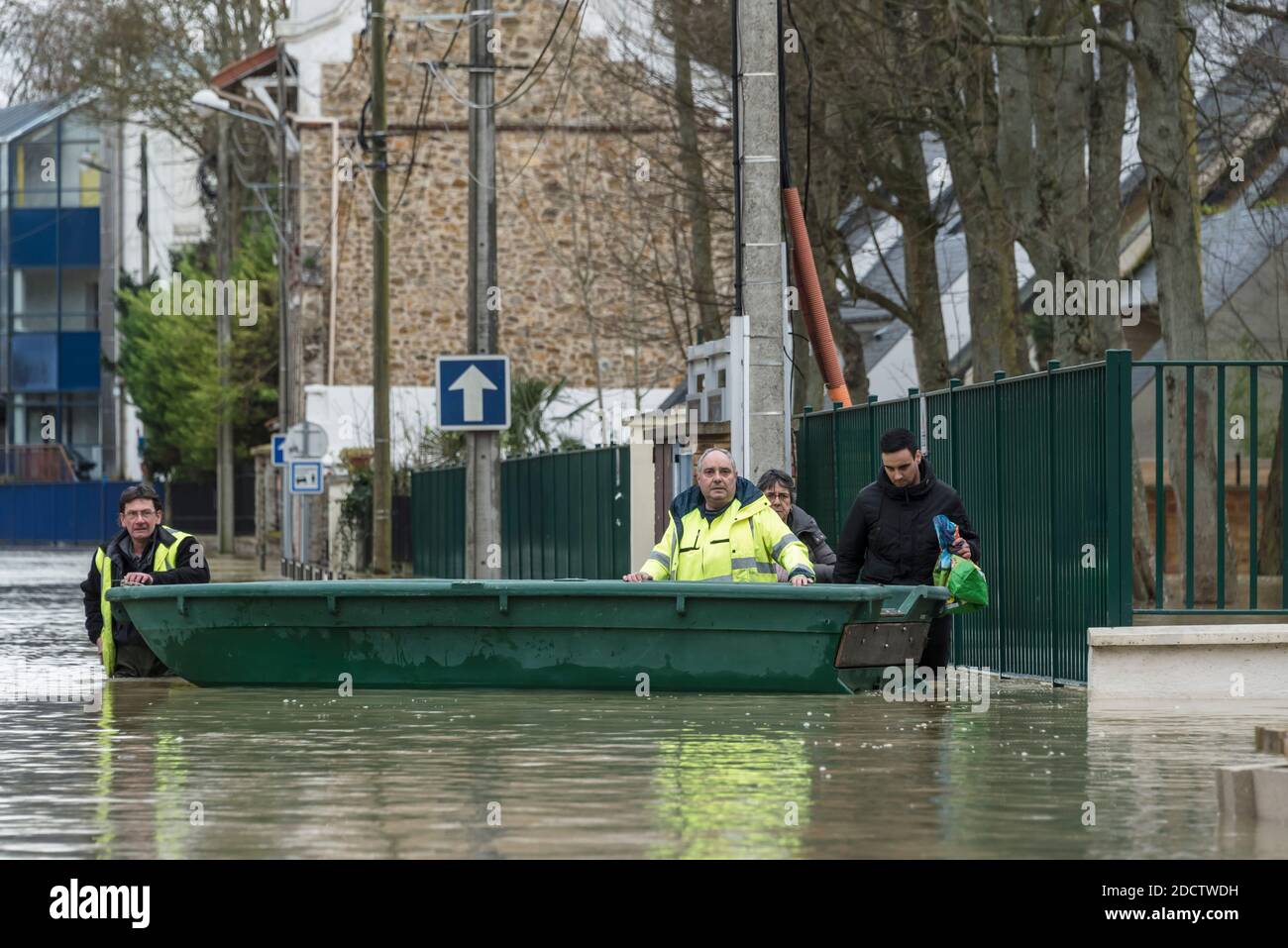 A Gournay-sur-Marne, Seine-Saint-Denis, il livello della Marna allagata continua ad aumentare e oggi ha raggiunto i 5.60m, più alto del muro anti-alluvione che non è stato sufficiente per contenere le acque crescenti e centinaia di case sono minacciate di inondazioni. Il picco dell'alluvione dovrebbe raggiungere i 5.80 m entro sabato, causando ulteriori grandi inondazioni. Gournay-sur-Marne, Francia, 2 febbraio 2018. Foto di Samuel Boivin / ABACAPRESS.COM Foto Stock