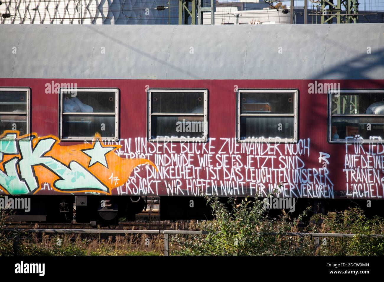 Ama i graffiti di poesia su un treno parcheggiato a Deutz, Colonia, Germania. Liebespoesie Graffitis auf einem abgestellten Zug im Stadtteil Deutz, Koeln, Deuts Foto Stock