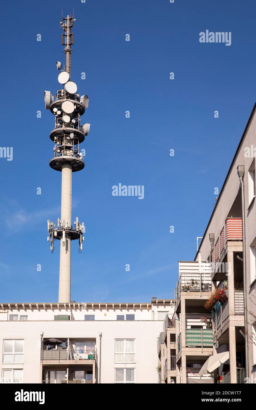 Telefonia mobile palo nel distretto di Kalk, Colonia, Germania. Mobilfunkmast im Stadtteil Kalk, Koeln, Deutschland. Foto Stock
