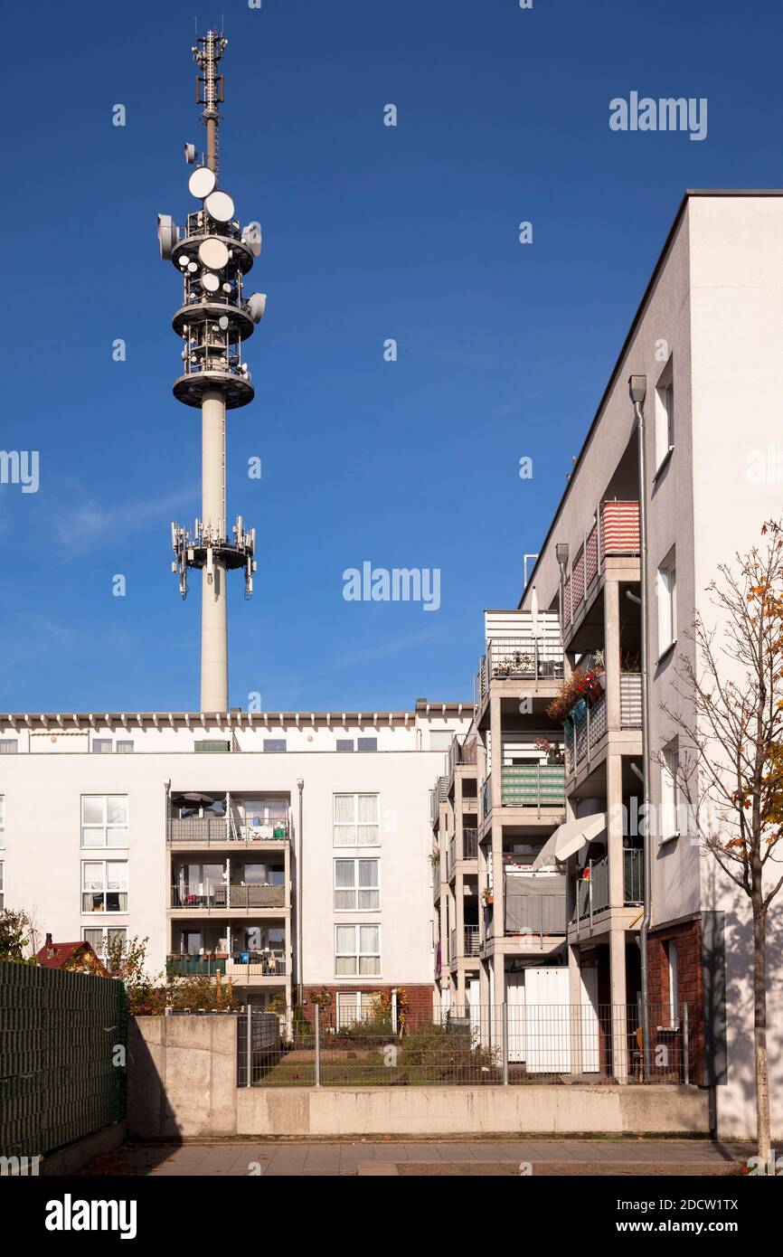 Telefonia mobile palo nel distretto di Kalk, Colonia, Germania. Mobilfunkmast im Stadtteil Kalk, Koeln, Deutschland. Foto Stock