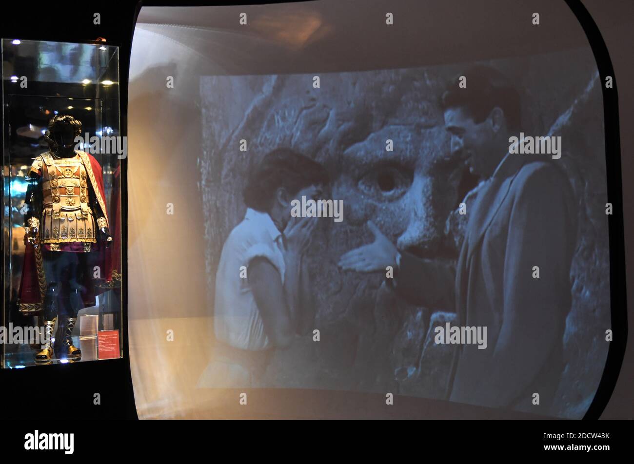 NESSUN WEB/NESSUNA APP - ESCLUSIVA. (A sinistra) vestito indossato da Richard Burton nel ruolo di Mark Anthony nel film 'Cleopatra' di Joseph Mankiewicz (1963) presentato al 'Cinecitta Shows Off' presso gli studi Cinecitta di Roma, Italia il 31 gennaio 2018. A destra: Il film 'Roman Holiday' con Audrey Hepburn e Gregory Peck. All'interno della Palazzina presidenziale, è stato creato un set per consentire ai visitatori di immergersi nella storia di grandi film e generi cinematografici, ascoltare storie e scoprire fatti divertenti attraverso una selezione di immagini, video, interviste e costumi originali indossati da tale film sta Foto Stock