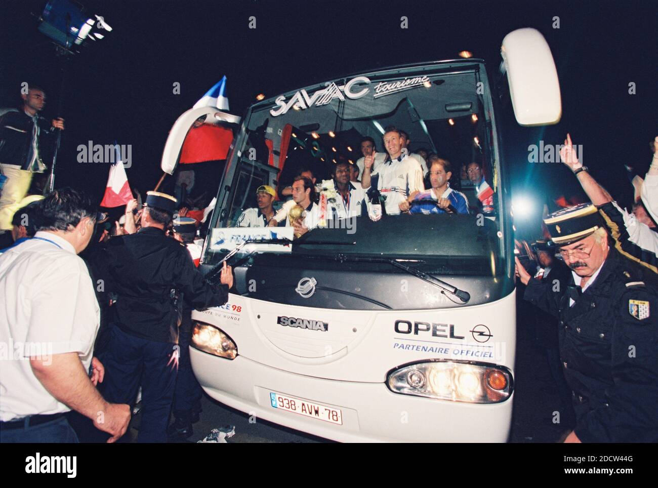 L'autobus della squadra francese è circondato da tifosi dopo la partita finale della Coppa del mondo di calcio FIFA Francia contro Brasile allo stadio Stade de France di Saint-Denis, vicino a Parigi, Francia, 12 luglio 1998. La Francia ha vinto 3-0. Foto di Lionel Hahn/ABACAPRESS.COM Foto Stock