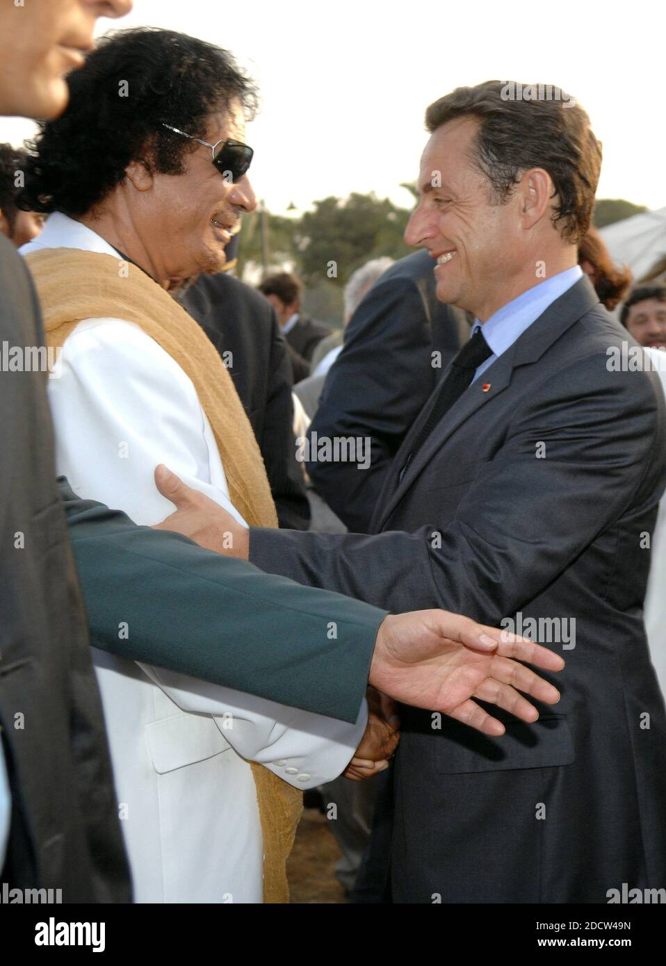 File photo - il presidente della Libia, il colonnello Moammar Abu Minyar Gadhafi, dà il benvenuto al presidente francese Nicolas Sarkozy presso il palazzo 'Bab Azizia', a Tripoli, Libia, il 25 luglio. L’ex presidente francese Nicolas Sarkozy era detenuto dalla polizia martedì mattina, 20 marzo 2018, ha affermato un funzionario della magistratura del paese. Doveva essere interrogato nel quadro di un'indagine su presunte irregolarità riguardo al finanziamento della sua campagna elettorale, la stessa fonte ha aggiunto. Secondo il quotidiano le Monde, l’indagine riguardava presunti finanziamenti libici per la campagna di Sarkozy del 2007. Foto di Christophe Guibbaud/ABACAPRESS.COM Foto Stock