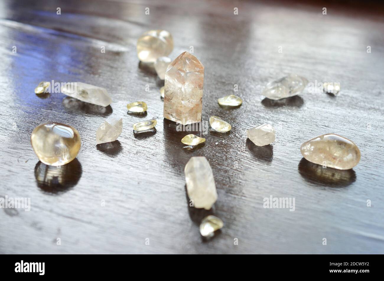 Kit griglia di meditazione. Quartz Tower, Natural Citrine, Herkimer Diamonds, Quartz Points, Lavanda, Sage, Rose. Kit Alter pacchetto di cristalli Healing, Wiccan. Foto Stock