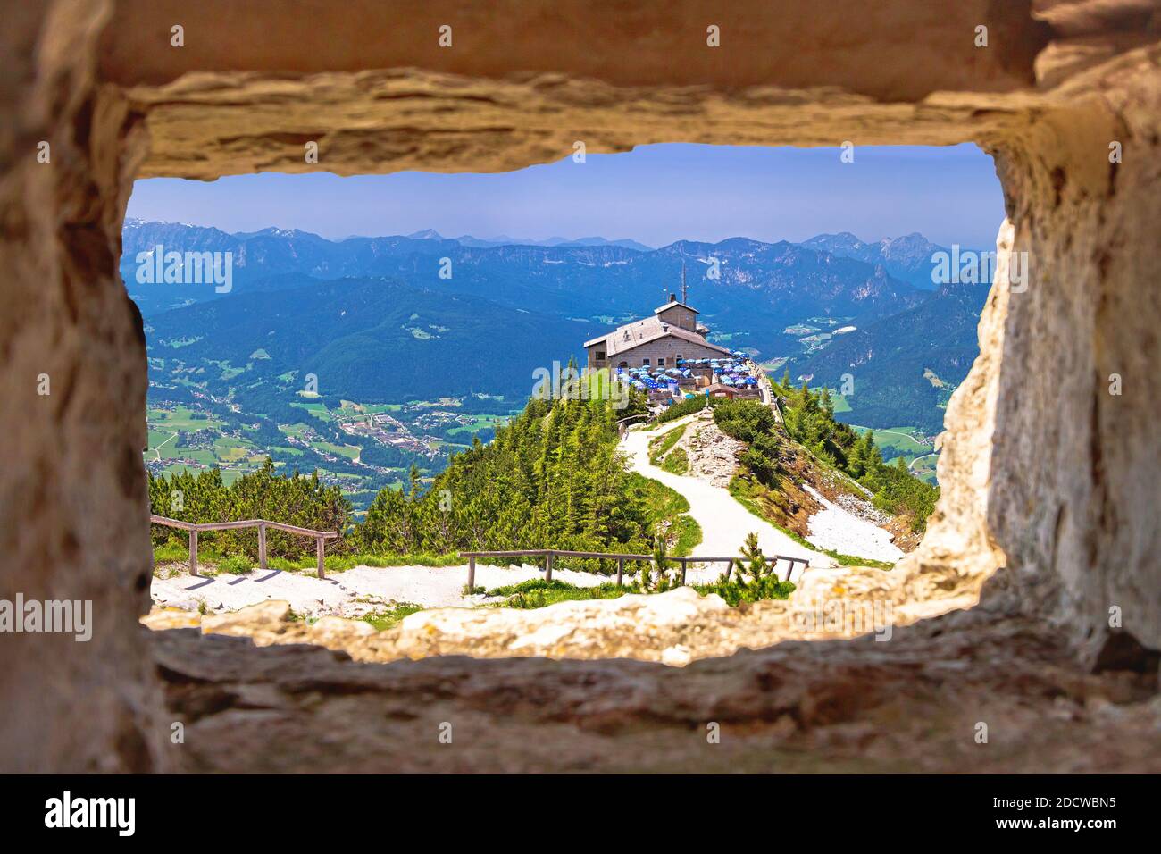 Eagle's Nest o Kehlsteinhaus nascondono sulla roccia sopra la vista del paesaggio alpino attraverso la finestra di pietra, Berchtesgadener Land, Baviera, Germania Foto Stock