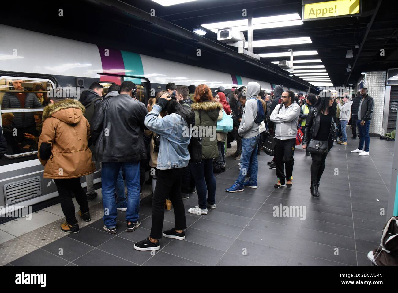 Consiglio dei pendolari della RER alla stazione ferroviaria Gare De Lyon, a Parigi, Francia, il 9 aprile 2018. I lavoratori ferroviari francesi della SNCF e della società RER hanno dato il via a tre mesi di scioperi a rotolamento, parte di un'ondata di azione industriale che metterà alla prova la volontà del presidente Emmanuel Macron di riformare la Francia con riforme radicali. Lo sciopero causerà caos ai 4.5 milioni di passeggeri francesi del treno, con soste programmate due giorni su cinque fino al giugno 28, a meno che Macron non cada la sua offerta di imporre una revisione importante presso l'operatore ferroviario statale SNCF. Foto di Alain Apaydin/ABACAPRESS.COM Foto Stock