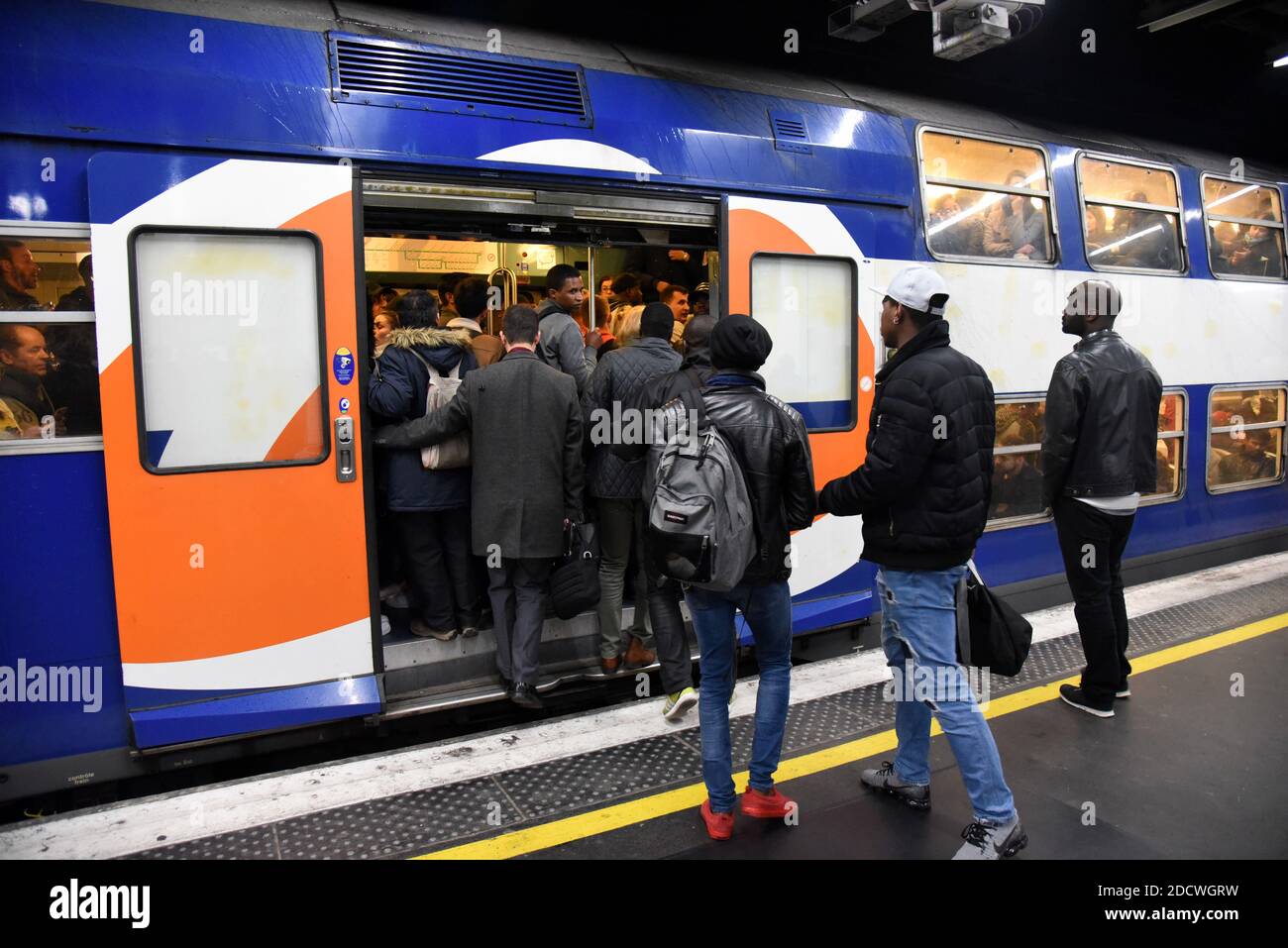 Consiglio dei pendolari della RER alla stazione ferroviaria Gare De Lyon, a Parigi, Francia, il 9 aprile 2018. I lavoratori ferroviari francesi della SNCF e della società RER hanno dato il via a tre mesi di scioperi a rotolamento, parte di un'ondata di azione industriale che metterà alla prova la volontà del presidente Emmanuel Macron di riformare la Francia con riforme radicali. Lo sciopero causerà caos ai 4.5 milioni di passeggeri francesi del treno, con soste programmate due giorni su cinque fino al giugno 28, a meno che Macron non cada la sua offerta di imporre una revisione importante presso l'operatore ferroviario statale SNCF. Foto di Alain Apaydin/ABACAPRESS.COM Foto Stock