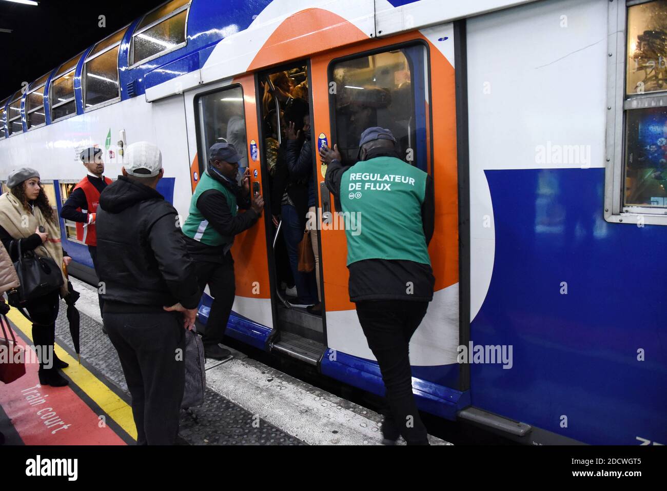 Consiglio dei pendolari della RER alla stazione ferroviaria Gare De Lyon, a Parigi, Francia, il 9 aprile 2018. I lavoratori ferroviari francesi della SNCF e della società RER hanno dato il via a tre mesi di scioperi a rotolamento, parte di un'ondata di azione industriale che metterà alla prova la volontà del presidente Emmanuel Macron di riformare la Francia con riforme radicali. Lo sciopero causerà caos ai 4.5 milioni di passeggeri francesi del treno, con soste programmate due giorni su cinque fino al giugno 28, a meno che Macron non cada la sua offerta di imporre una revisione importante presso l'operatore ferroviario statale SNCF. Foto di Alain Apaydin/ABACAPRESS.COM Foto Stock