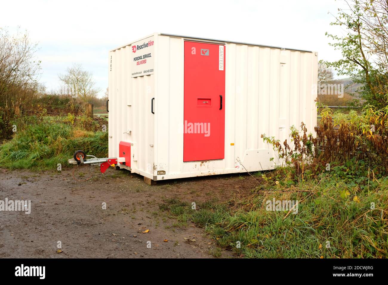 Novembre 2020 - unità di previdenza temporanea mobile in un nuovo cantiere nel villaggio rurale Somerset di Cheddar. Foto Stock