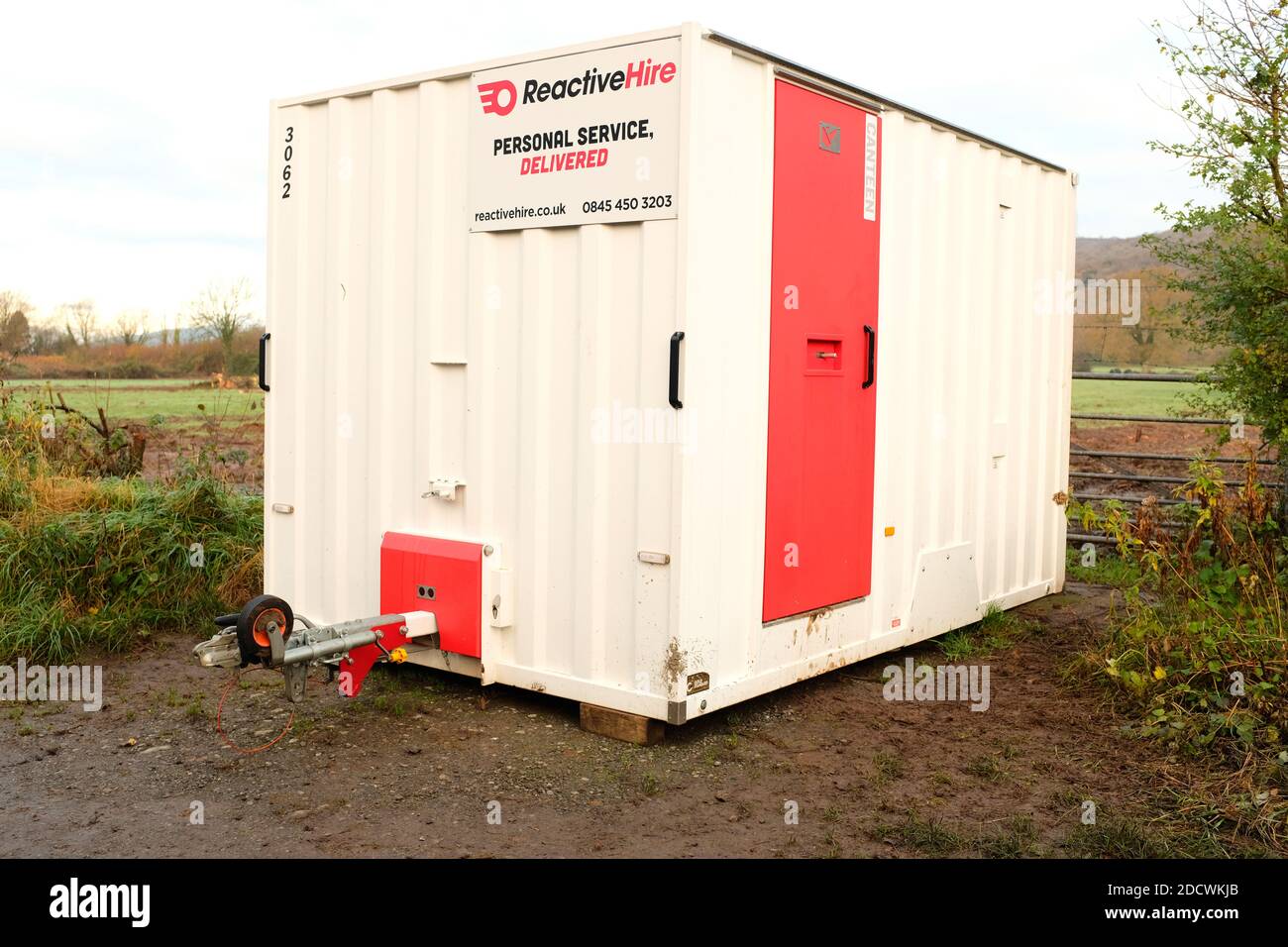 Novembre 2020 - unità di previdenza temporanea mobile in un nuovo cantiere nel villaggio rurale Somerset di Cheddar. Foto Stock