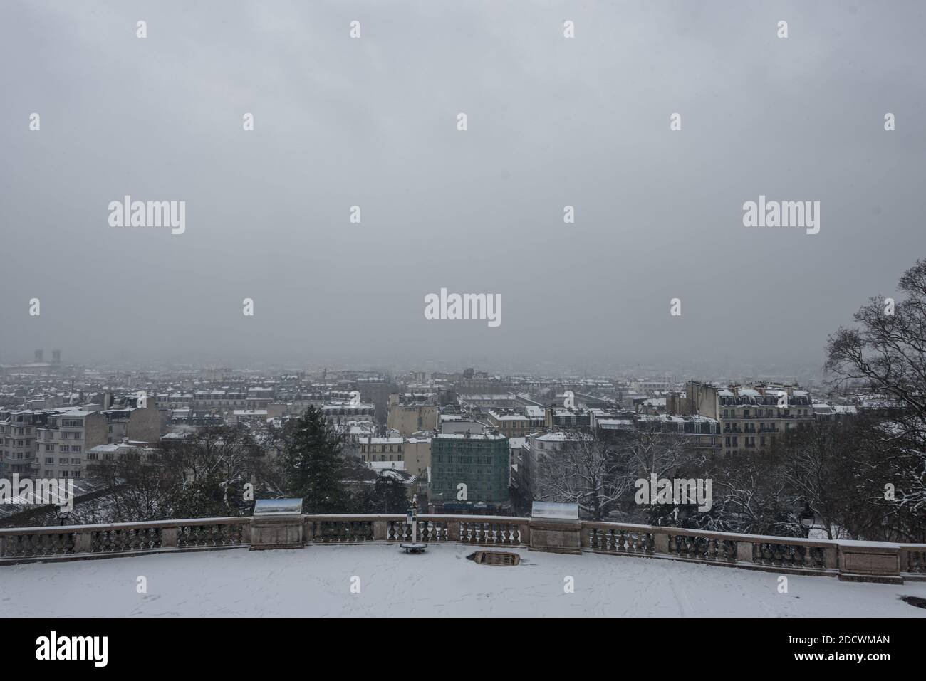 Vista di Parigi sotto la neve dalla cima della collina Montmartre. A causa di un'onda fredda che colpisce l'Europa, le forti nevicate hanno colpito Parigi in tarda mattinata, come qui sulla collina di Montmartre di Parigi. Parigi, Francia, 9 febbraio 2018. Foto di Samuel Boivin / ABACAPRESS.COM Foto Stock