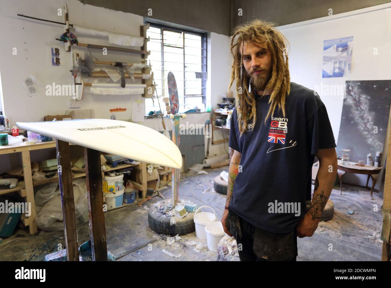 Custom Surfboard costruttore nel suo laboratorio, Newquay, Cornovaglia, Inghilterra Foto Stock