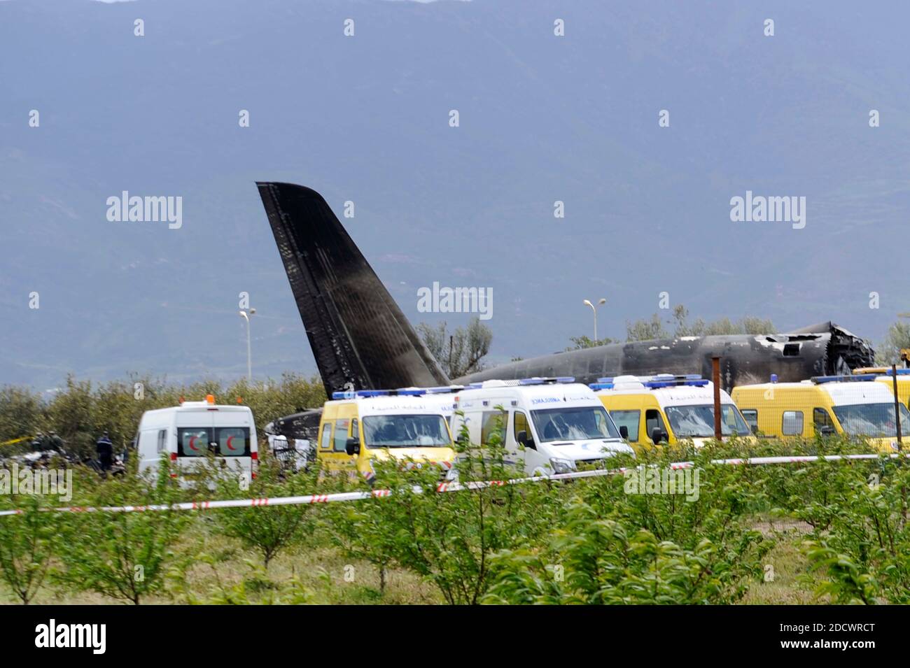 Più di 250 persone sono state uccise mercoledì, dopo che un aereo militare si è schiantato poco dopo il decollo. Il trasportatore russo Ilyushin il-76 si è schiamizzato in un campo poco dopo il decollo da una base militare a Boufarik, circa 15 miglia a sud-ovest di Algeri. Più di 250 vittime, tra cui 26 membri del movimento per l’indipendenza del Polisario del Sahara occidentale, ha dichiarato un funzionario del partito FLN al governo algerino. Foto di Ammi Louiza/ABACAPRESS.COM Foto Stock