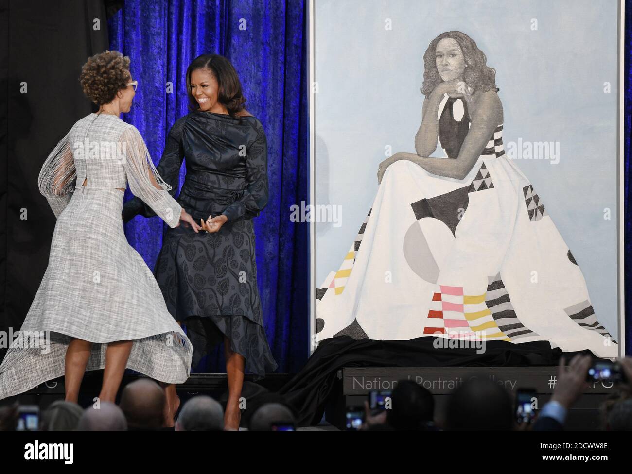 L'ex First Lady Michelle Obama con l'artista Amy Sherald e svela il suo ritratto ufficiale alla National Portrait Gallery , 12 febbraio 2018 a Washington, DC. Foto di Olivier Douliery/Abaca Press Foto Stock