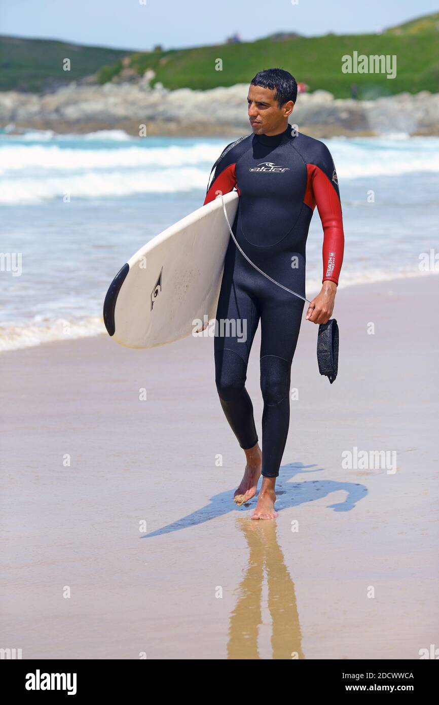 Surfista maschile a Fistral Beach a Newquay , Cornovaglia, Inghilterra Foto Stock