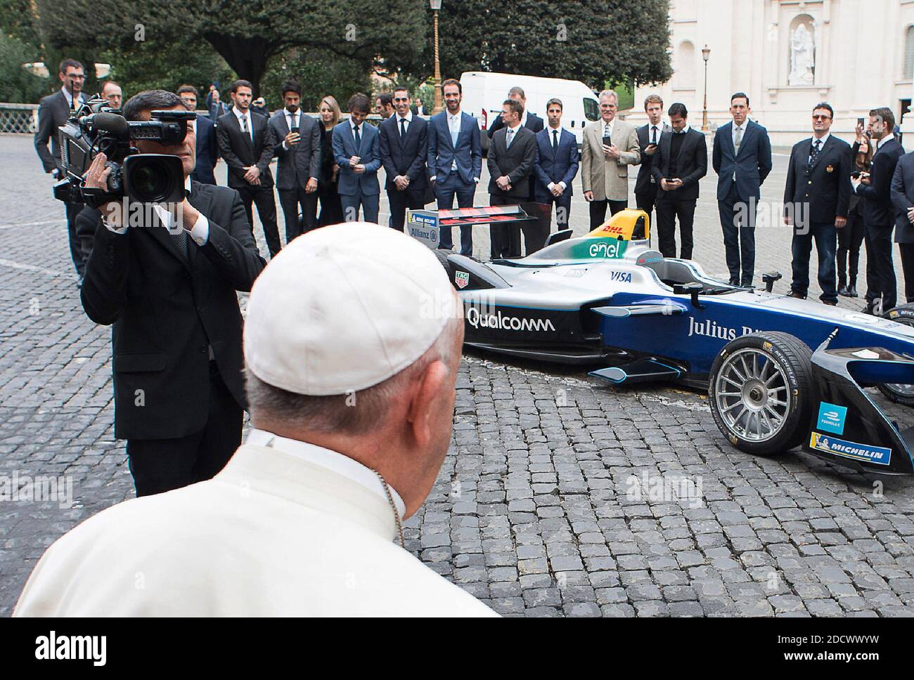 Papa Francesco ha accolto i piloti che gareggiano nel Campionato ABB FIA Formula e nella sua residenza a Santa Marta, Vaticano, il 11 aprile 2018, in vista del primo e-Prix della serie sulle strade di Roma, il 14 aprile. Insieme al fondatore e CEO della Formula e Alejandro Agag, i piloti, i rappresentanti del team e la vettura ufficiale del campionato hanno ricevuto una benedizione privata prima di partecipare al pubblico pontificio. Più della metà della griglia e di una vettura completamente elettrica di Formula e hanno fatto il breve viaggio a Città del Vaticano, prima della gara inaugurale nella capitale italiana per il CBMM Niobium Rome e-Prix presentato da Mercedes EQ Foto Stock