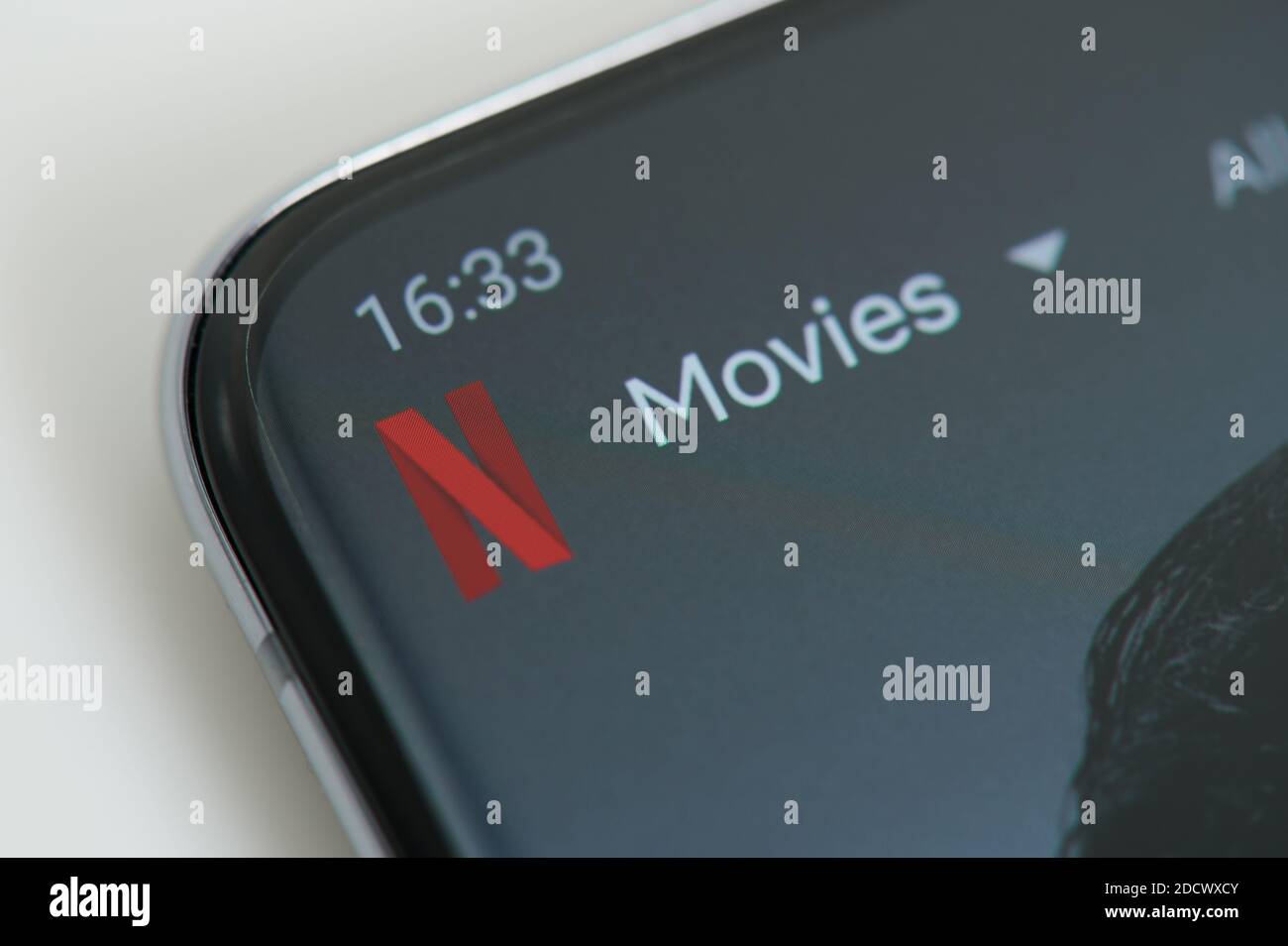 New york, USA - 23 novembre 2020: Film su netflix serivce guardare sullo schermo dello smartphone clsoe up view Foto Stock