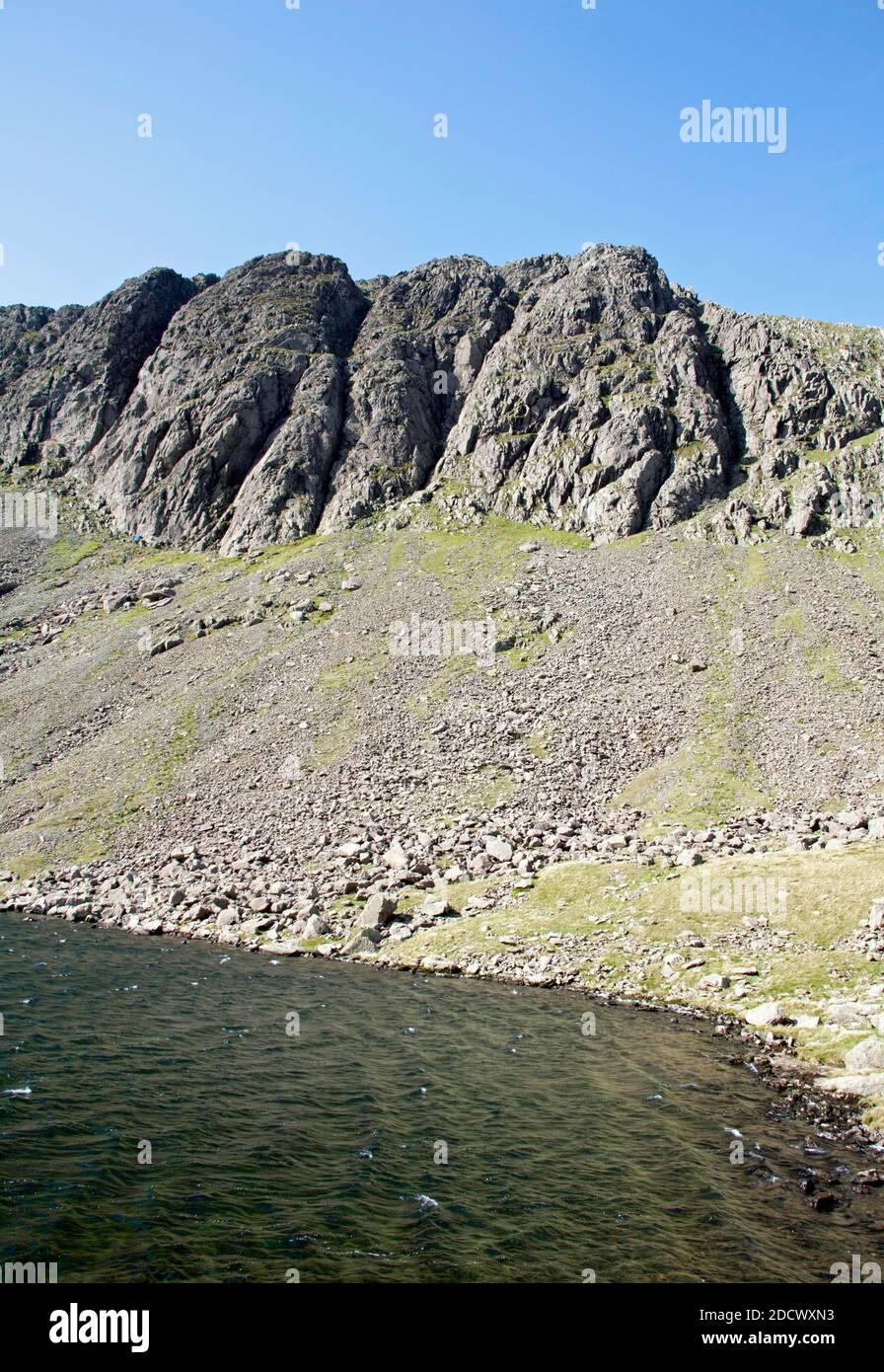 Goat's Water e Dow Crag il Lake District Cumbria Inghilterra Foto Stock