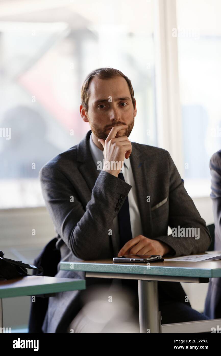 Dimitri Houbron, depute LREM de la 17eme circoncirritupion du Nord (Douai) en visit au centre AFPA de Cantin (Nord) pour disouvrir le dispositif HOPE (Hebergement, Orientation, Parcours vers l'emploi) mis en place a destination des migrants ayant obtenu l'asile en France suite au demantelement, de la Jungle de Calais le 12 Fevrier 2018. ici lors d'une reunion de presentation. Foto Sylvain Lefevre/ABACAPRESS.COM Foto Stock