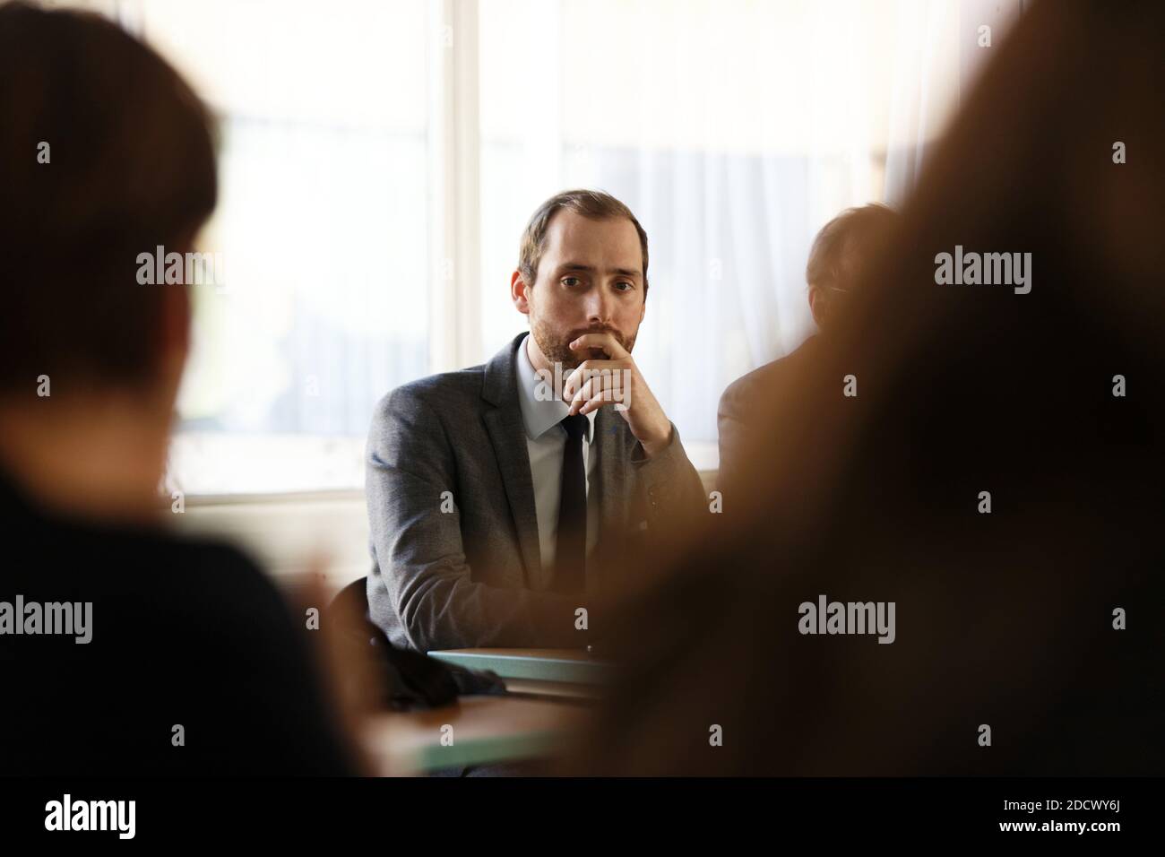 Dimitri Houbron, depute LREM de la 17eme circoncirritupion du Nord (Douai) en visit au centre AFPA de Cantin (Nord) pour disouvrir le dispositif HOPE (Hebergement, Orientation, Parcours vers l'emploi) mis en place a destination des migrants ayant obtenu l'asile en France suite au demantelement, de la Jungle de Calais le 12 Fevrier 2018. ici lors d'une reunion de presentation. Foto Sylvain Lefevre/ABACAPRESS.COM Foto Stock