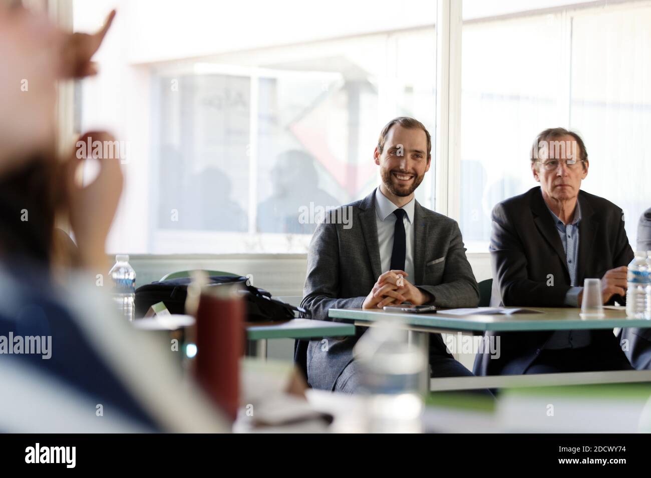 Dimitri Houbron, depute LREM de la 17eme circoncirritupion du Nord (Douai) en visit au centre AFPA de Cantin (Nord) pour disouvrir le dispositif HOPE (Hebergement, Orientation, Parcours vers l'emploi) mis en place a destination des migrants ayant obtenu l'asile en France suite au demantelement, de la Jungle de Calais le 12 Fevrier 2018. ici lors d'une reunion de presentation. Foto Sylvain Lefevre/ABACAPRESS.COM Foto Stock