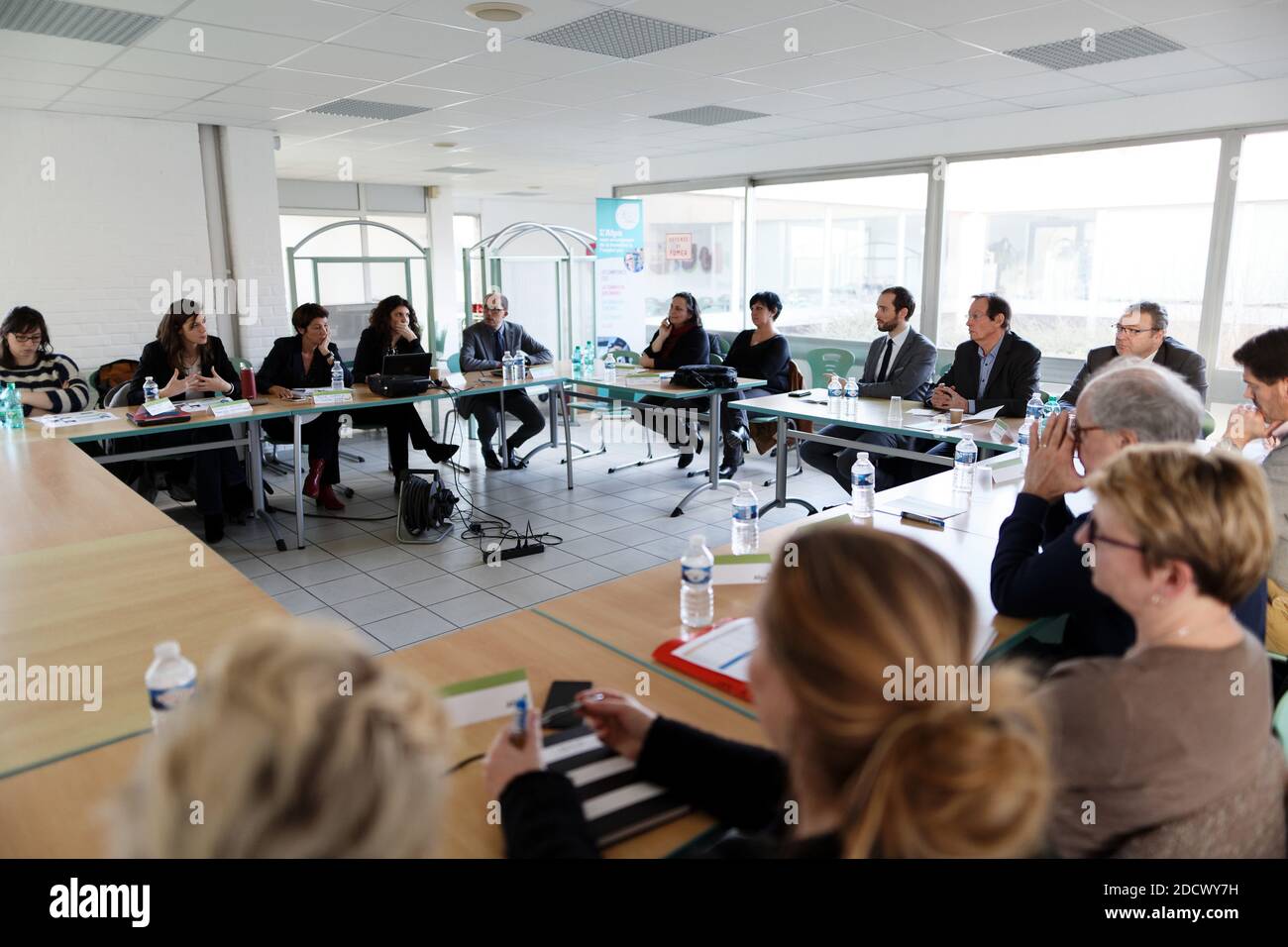 Dimitri Houbron, depute LREM de la 17eme circoncirritupion du Nord (Douai) en visit au centre AFPA de Cantin (Nord) pour disouvrir le dispositif HOPE (Hebergement, Orientation, Parcours vers l'emploi) mis en place a destination des migrants ayant obtenu l'asile en France suite au demantelement, de la Jungle de Calais le 12 Fevrier 2018. ici lors d'une reunion de presentation. Foto Sylvain Lefevre/ABACAPRESS.COM Foto Stock
