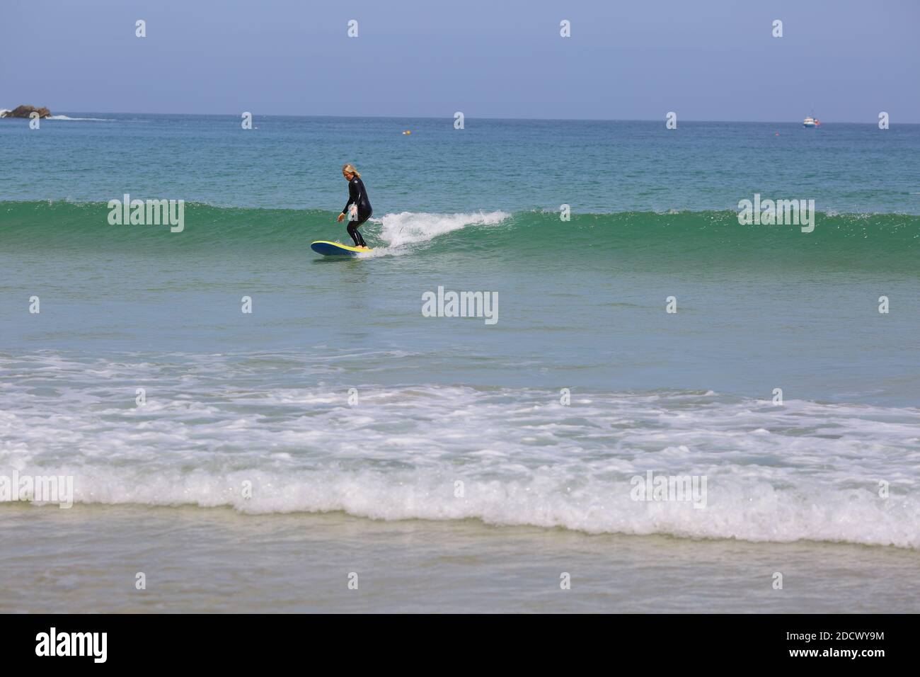 Surfer surfing a Great Western Beach a Newquay , Cornovaglia, Inghilterra Foto Stock